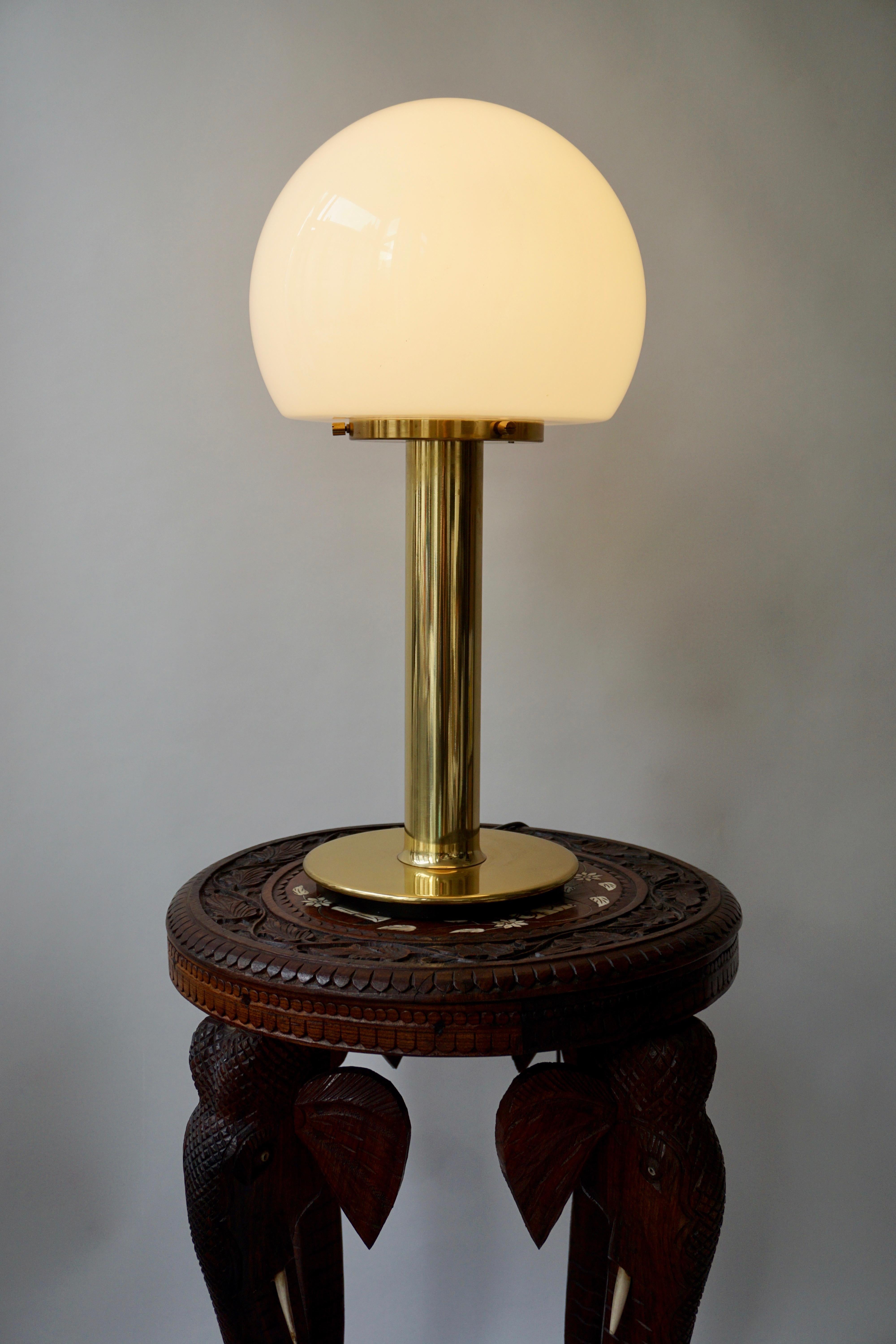 Italian table lamp in brass and glass.
Height 60 cm.
Diameter 30 cm.
Base 20 cm.
One E27 bulb.