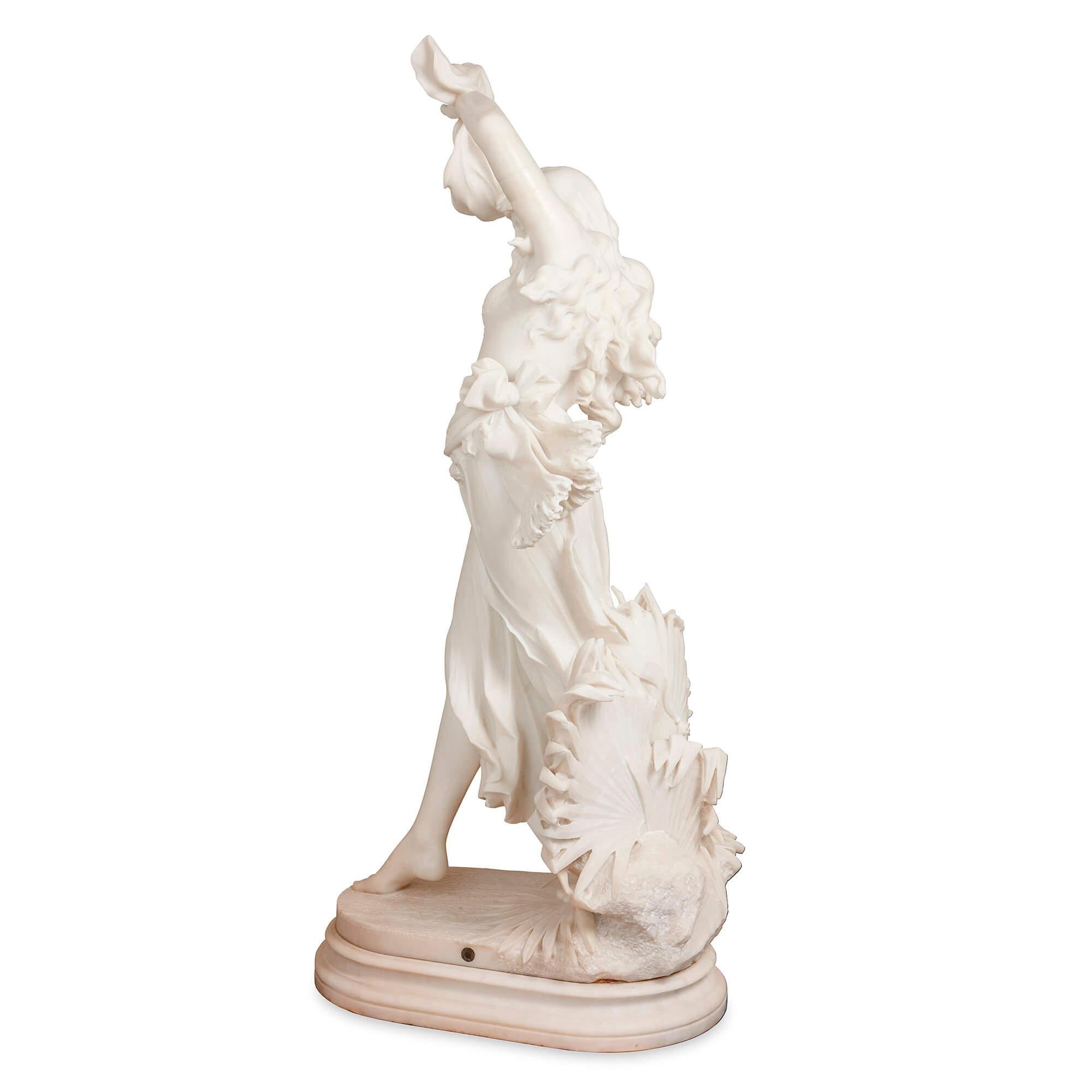 Esta asombrosa escultura orientalista de principios del siglo XX es una de las mejores de su género, llena de movimiento, sensualidad y encanto sin esfuerzo. Obra del célebre escultor italiano Ferdinando Vichi (1875-1945), este mármol fue creado
