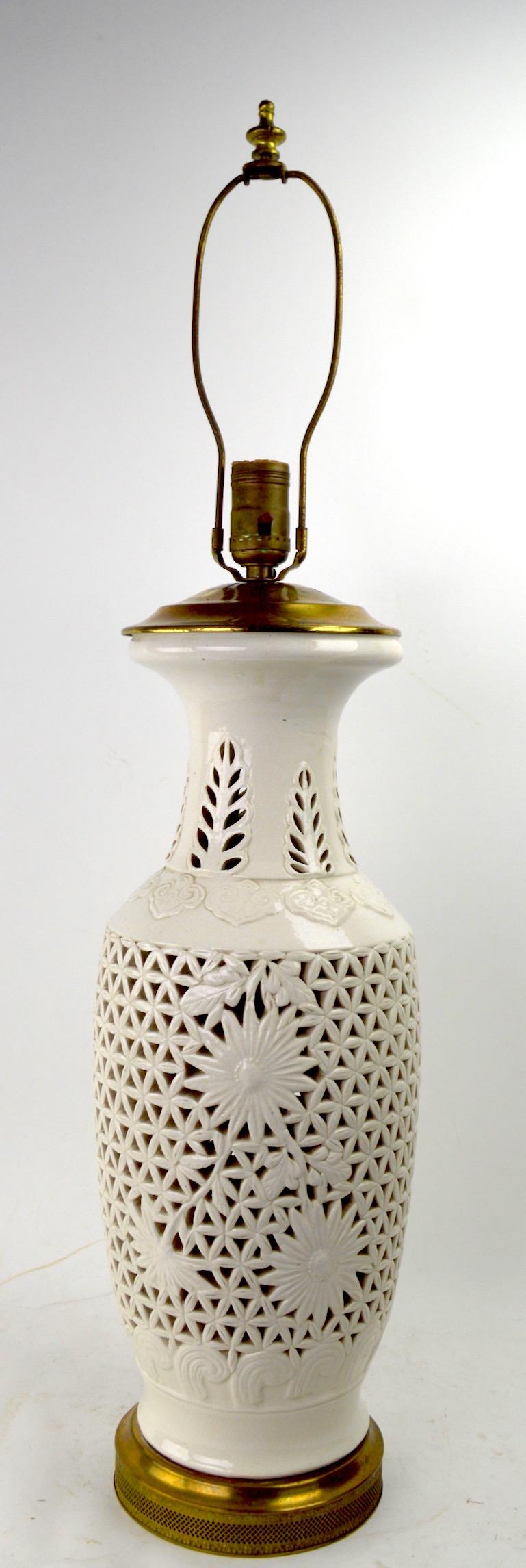Lampe de table décorative Blanc de Chine réticulée du 20ème siècle, en bon état de fonctionnement et d'origine. Hauteur au sommet du corps de la lampe (sans harpe) 19 pouces. L'abat-jour n'est pas inclus.