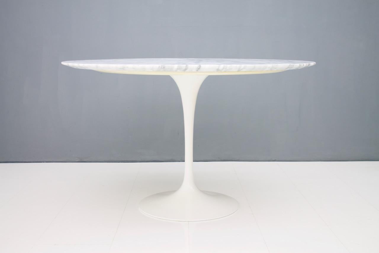 Eero Saarinen Tulip dining table with white Carrara marble top, made by Knoll International 1971.
Very good condition.

