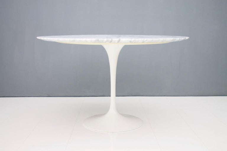 Eero Saarinen Tulip dining table with white Carrara marble top, made by Knoll International 1971.
Very good condition.

