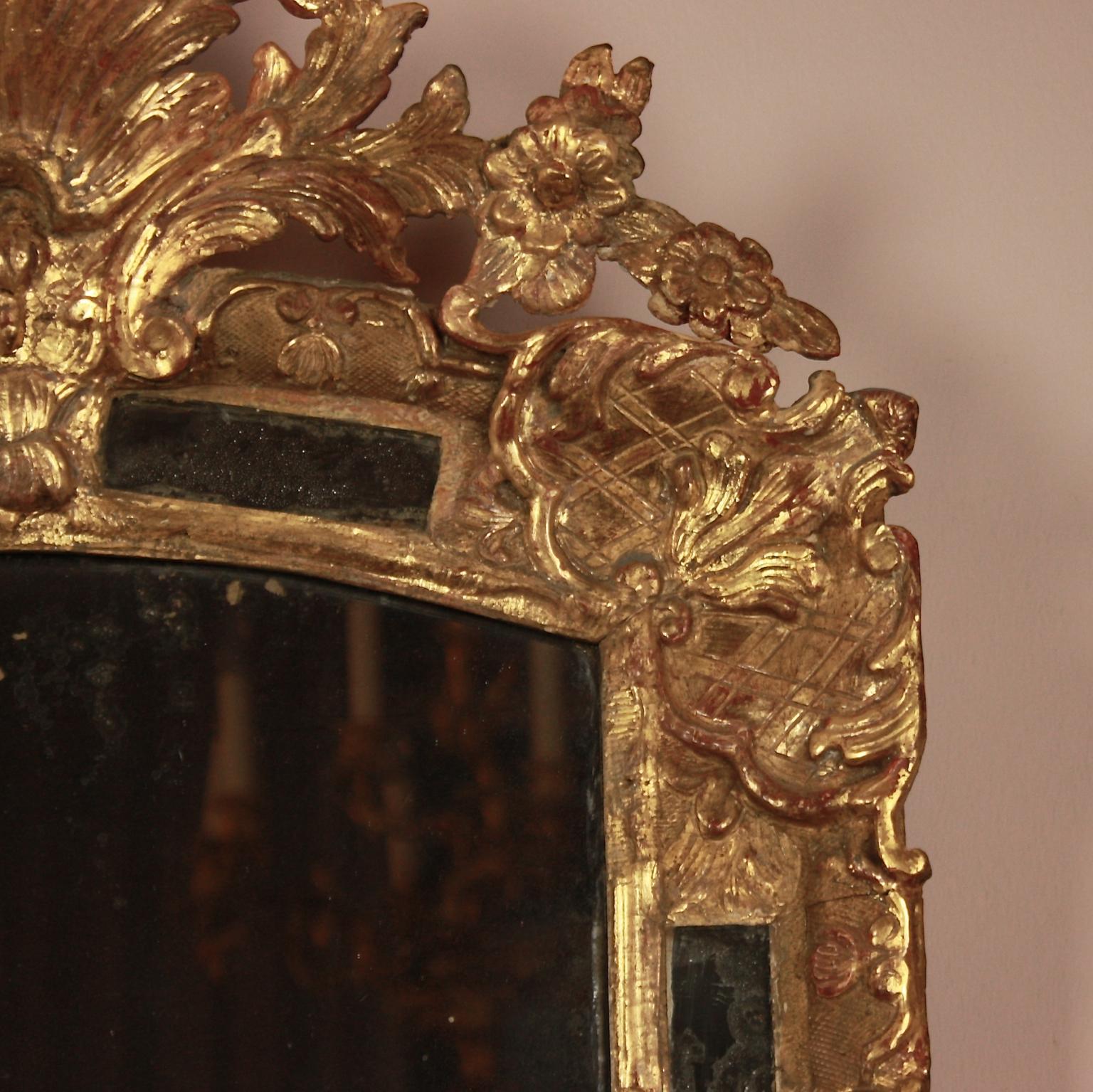 French Early 18th Century Régence Gilt and Carved Wood Mirror In Good Condition In Berlin, DE