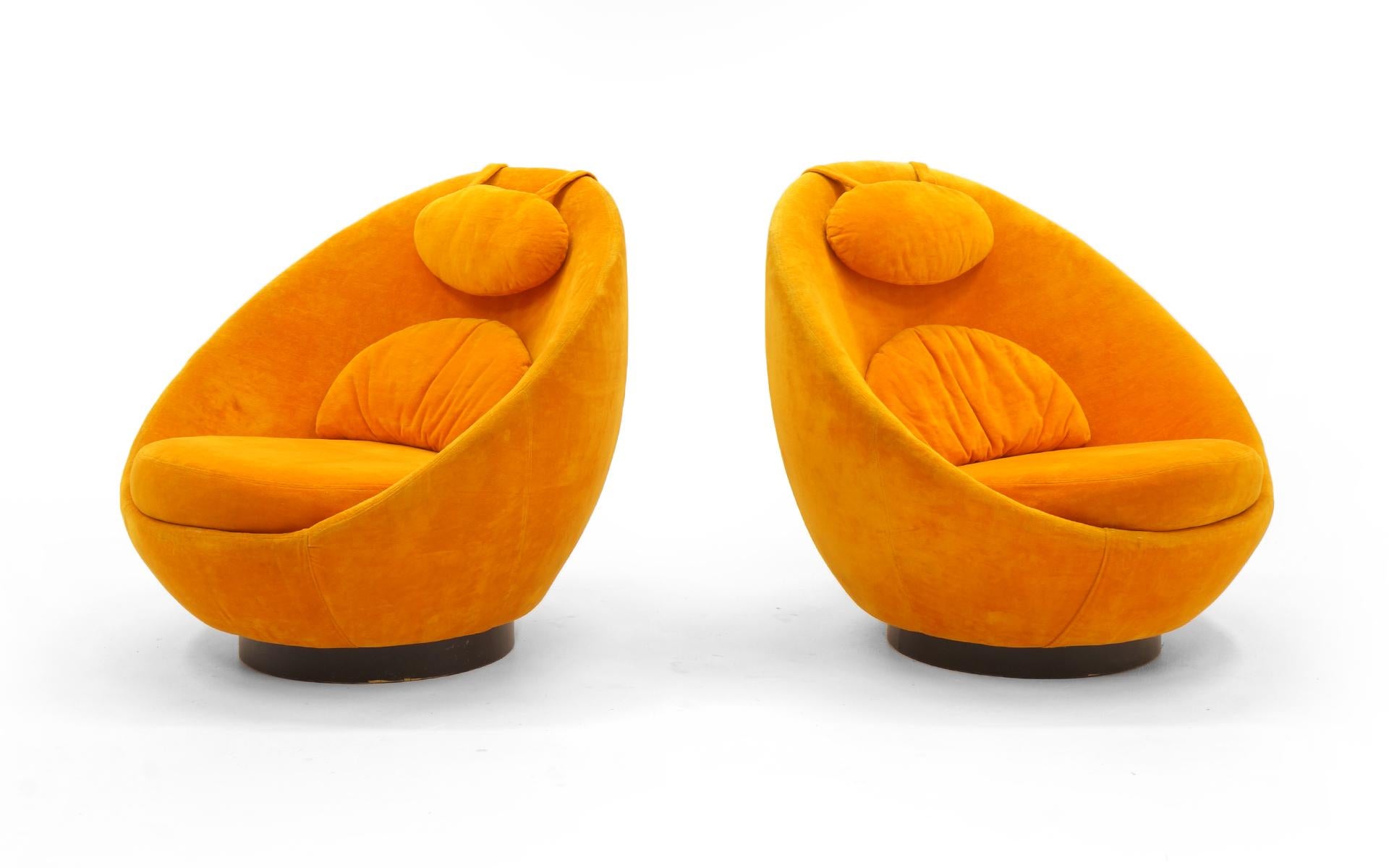 Mid-Century Modern Pair of Large Swivel Egg Chairs by Milo Baughman, Original Orange