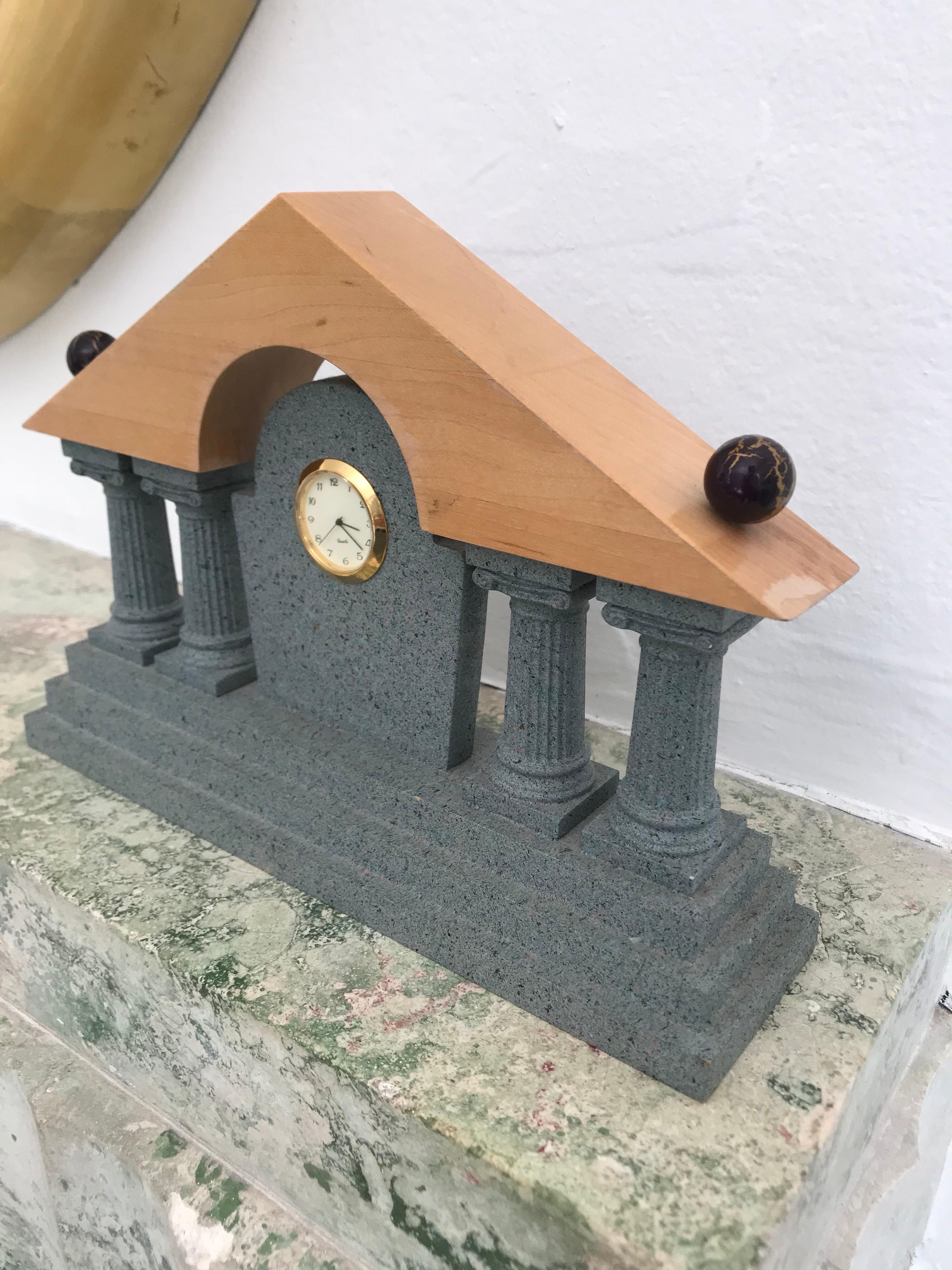Postmoderne Pendule de cheminée postmoderne de style Michael Graves en vente