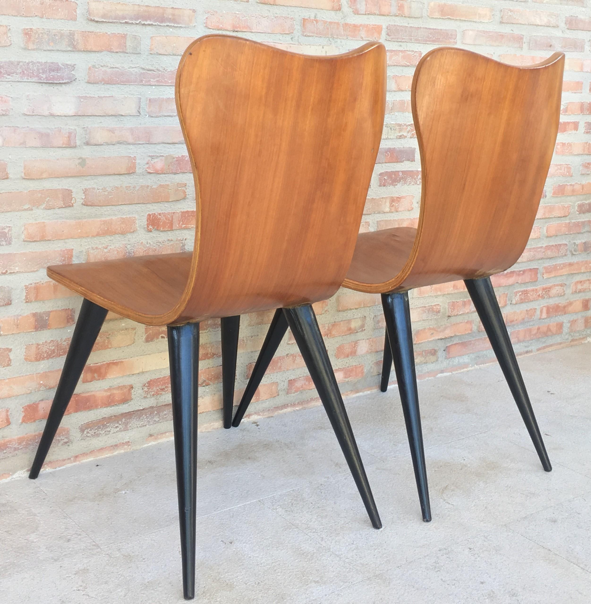 Scandinavian Modern Pair of Midcentury Arne Jacobsen Style Chairs with Black Tapered Legs For Sale