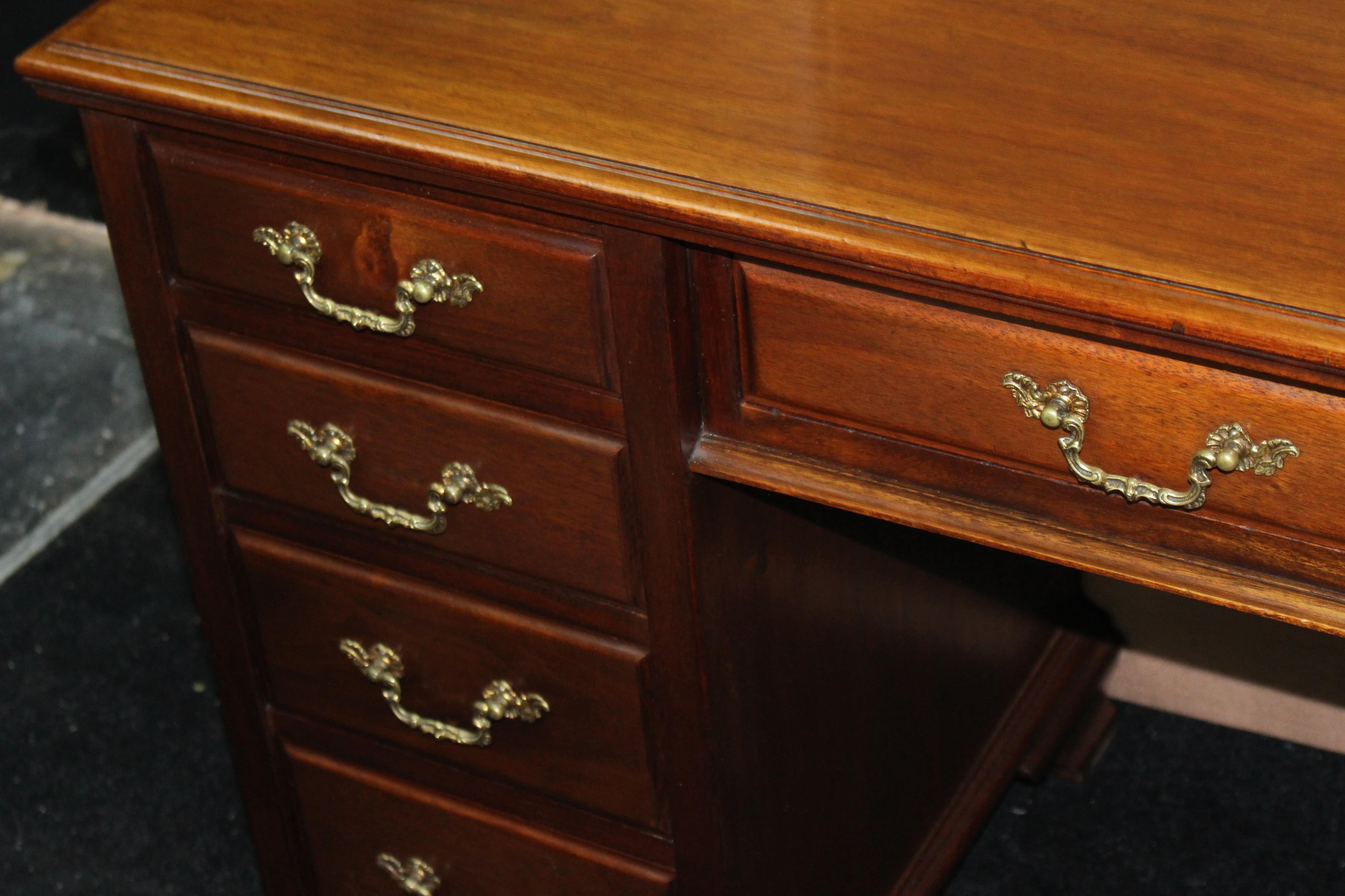 Quality Edwardian Walnut Pedestal Desk with Brass Handles In Excellent Condition For Sale In Worcester, Worcestershire