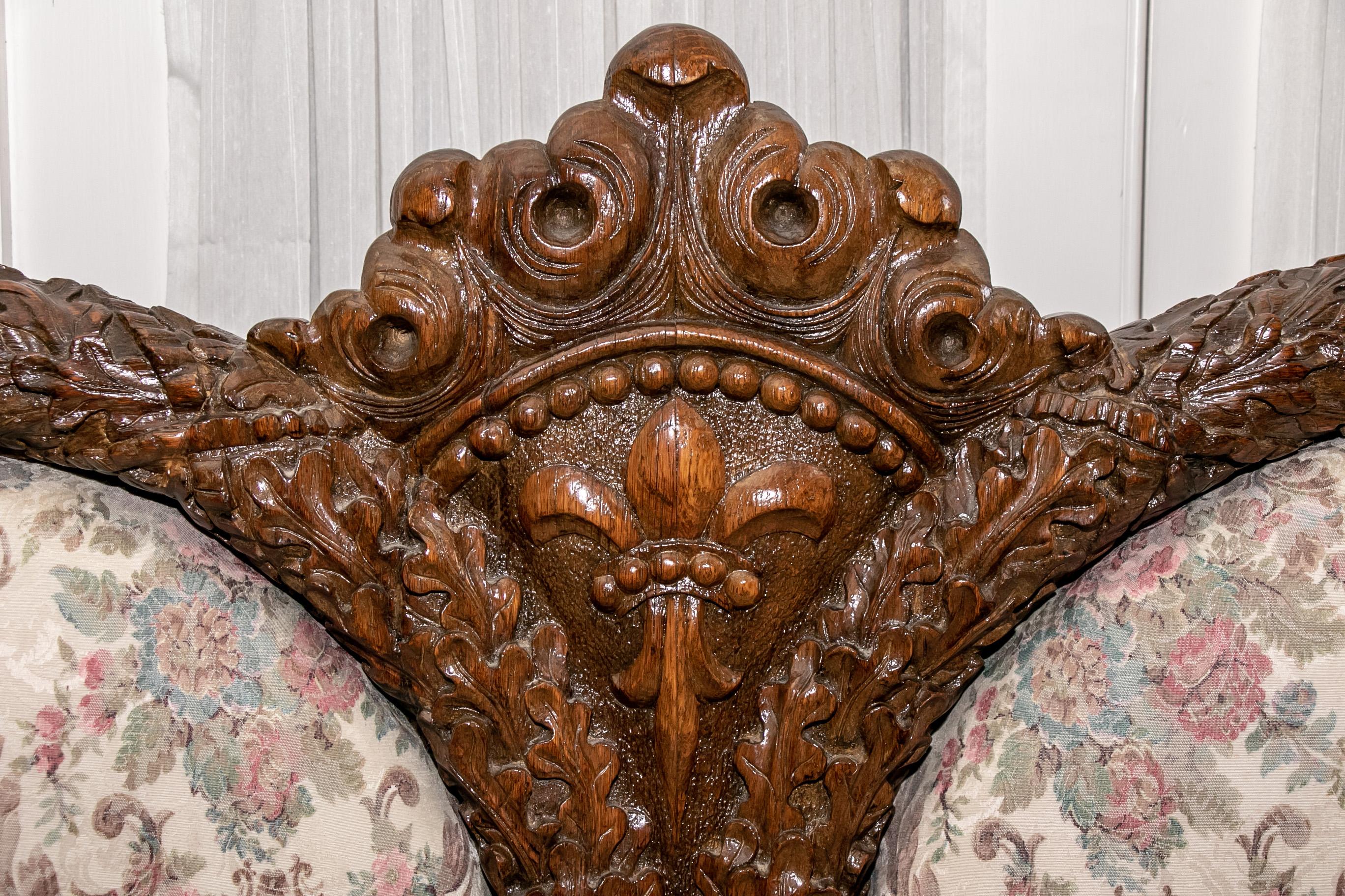 Victorian Late 19th Century Ornately Carved Oak Settee For Sale