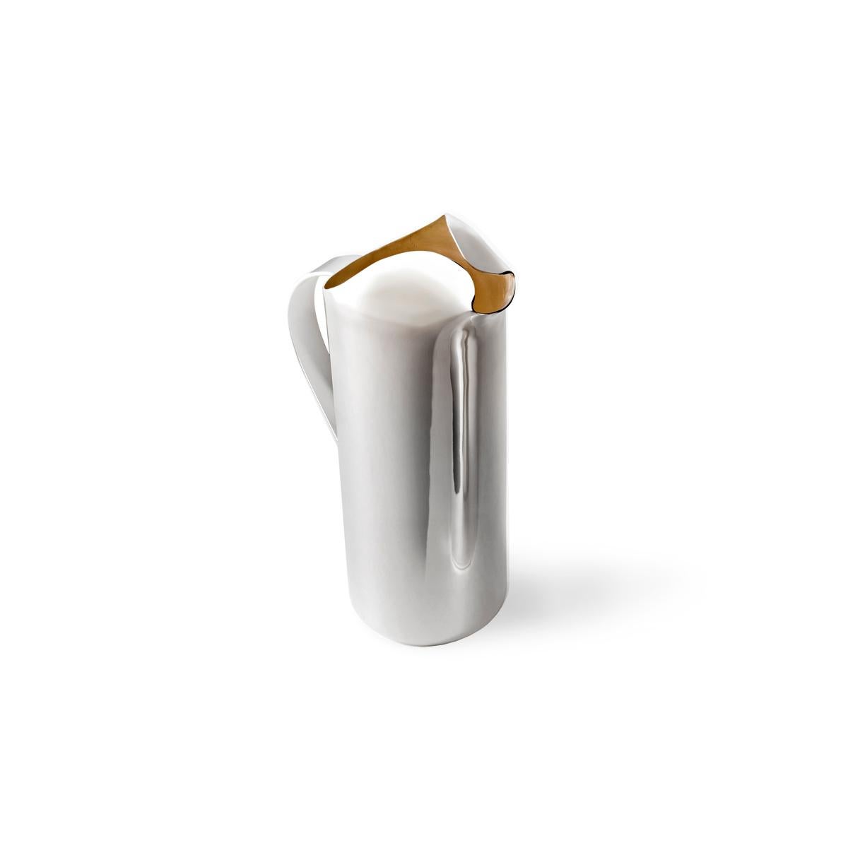 Foxy est un pichet en métal argenté, conçu par Aldo Cibic. La partie supérieure est caractérisée par un pli sinueux dans le métal. Ce détail n'est pas seulement esthétique, c'est une solution fonctionnelle qui permet de créer un bec qui empêche les