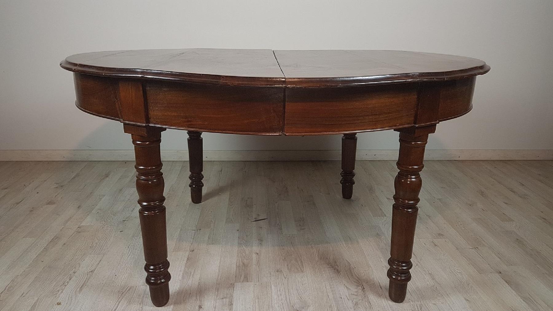 19th Century Italian Charles X Walnut Wood Oval Extendable Dining Room Table In Excellent Condition In Casale Monferrato, IT