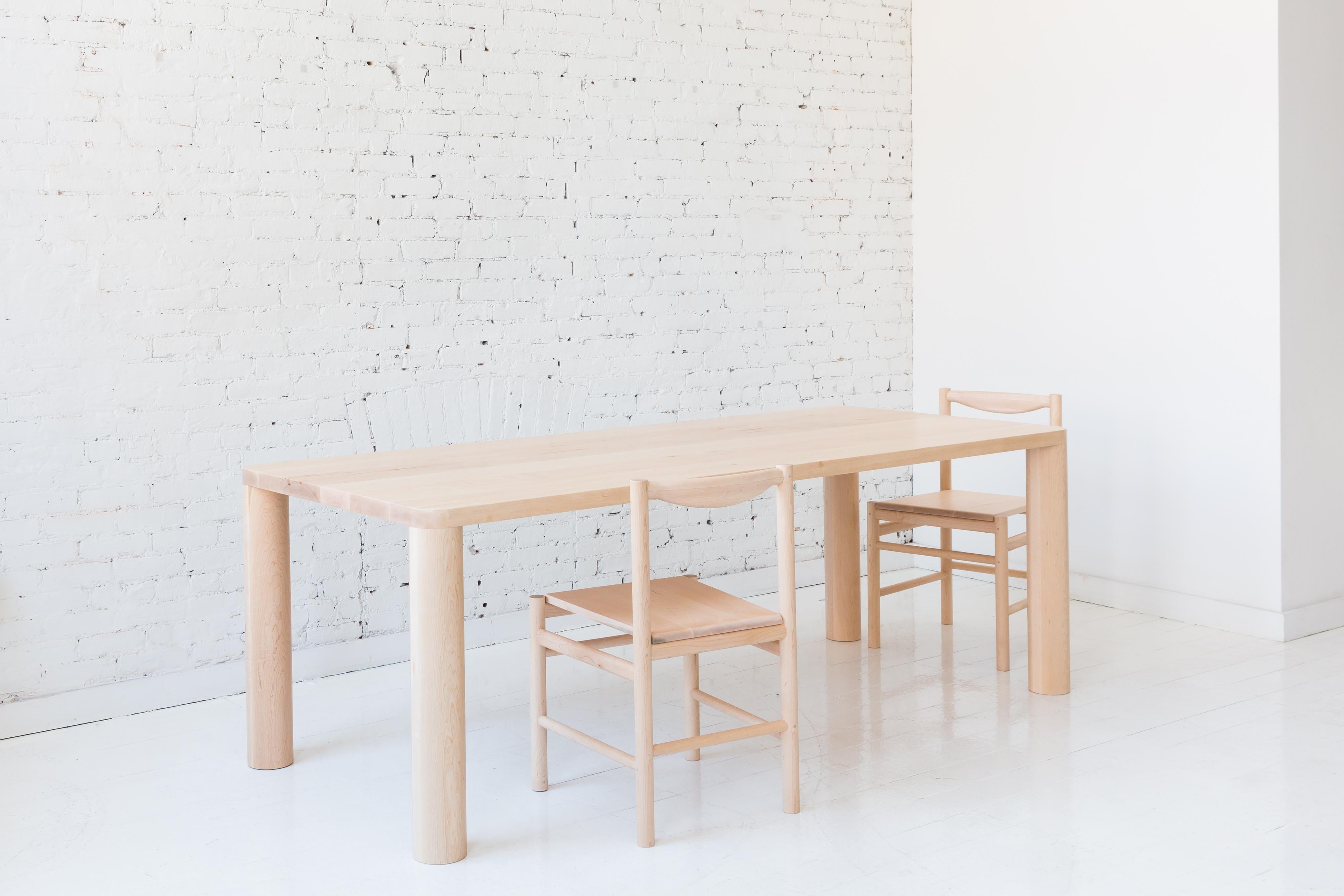 Américain Table de salle à manger contemporaine à pied d'angle en chêne blanc par Fort Standard en vente