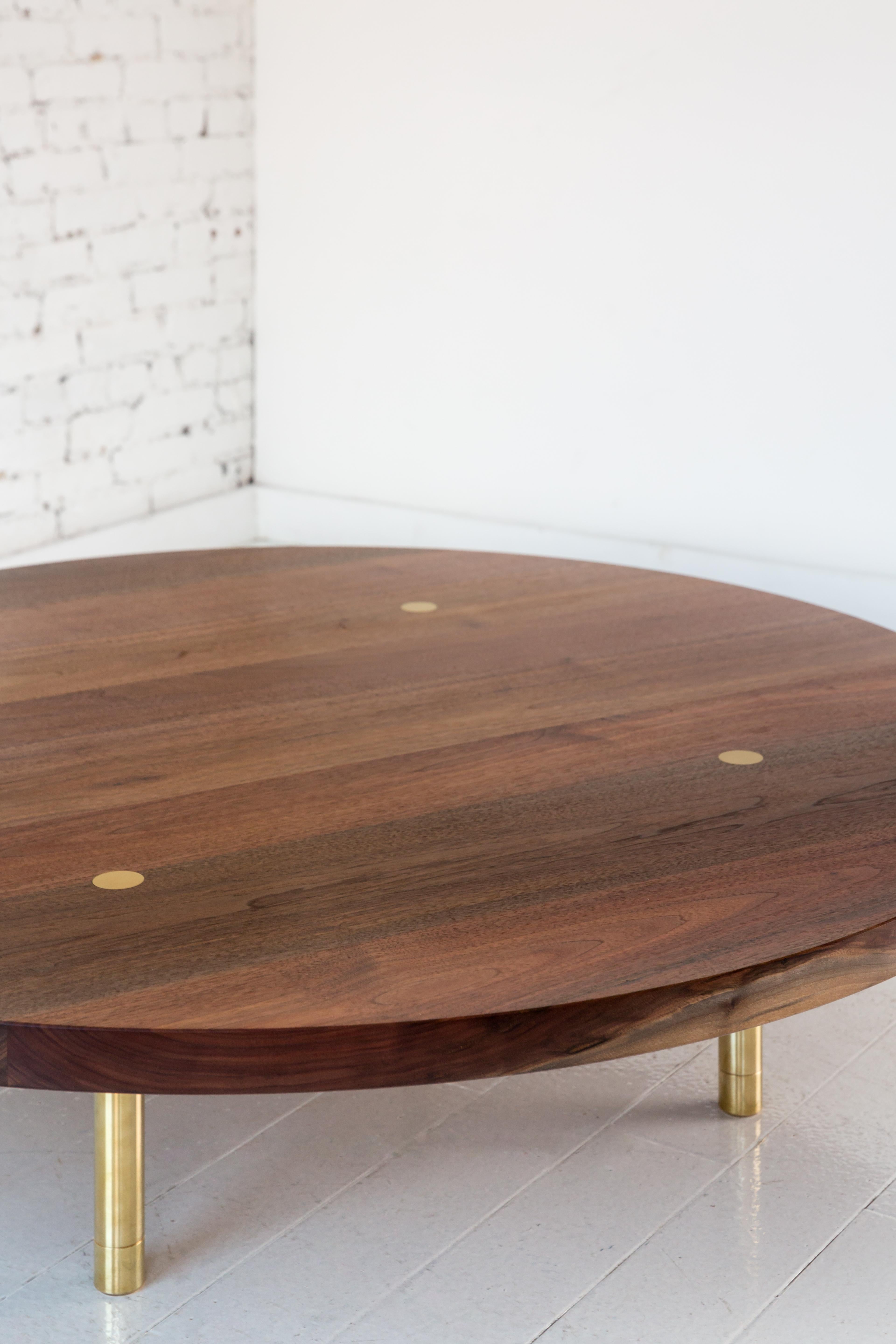 Américain Table basse contemporaine Strata en bois, noyer et laiton par Fort Standard en vente