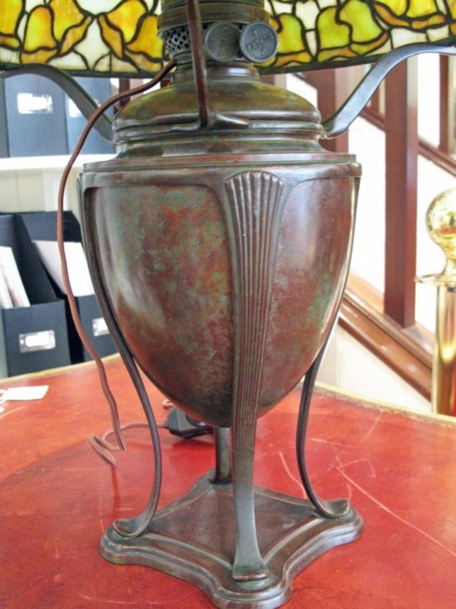 Tiffany Studios Leaded Glass and Bronze 'A Bell Flower' Table Lamp In Good Condition In West Palm Beach, FL