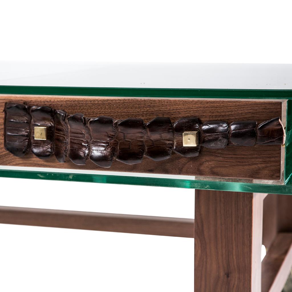 Moderne Grand bureau crocco en laiton moulé, verre et bois de noyer par Egg Designs en vente