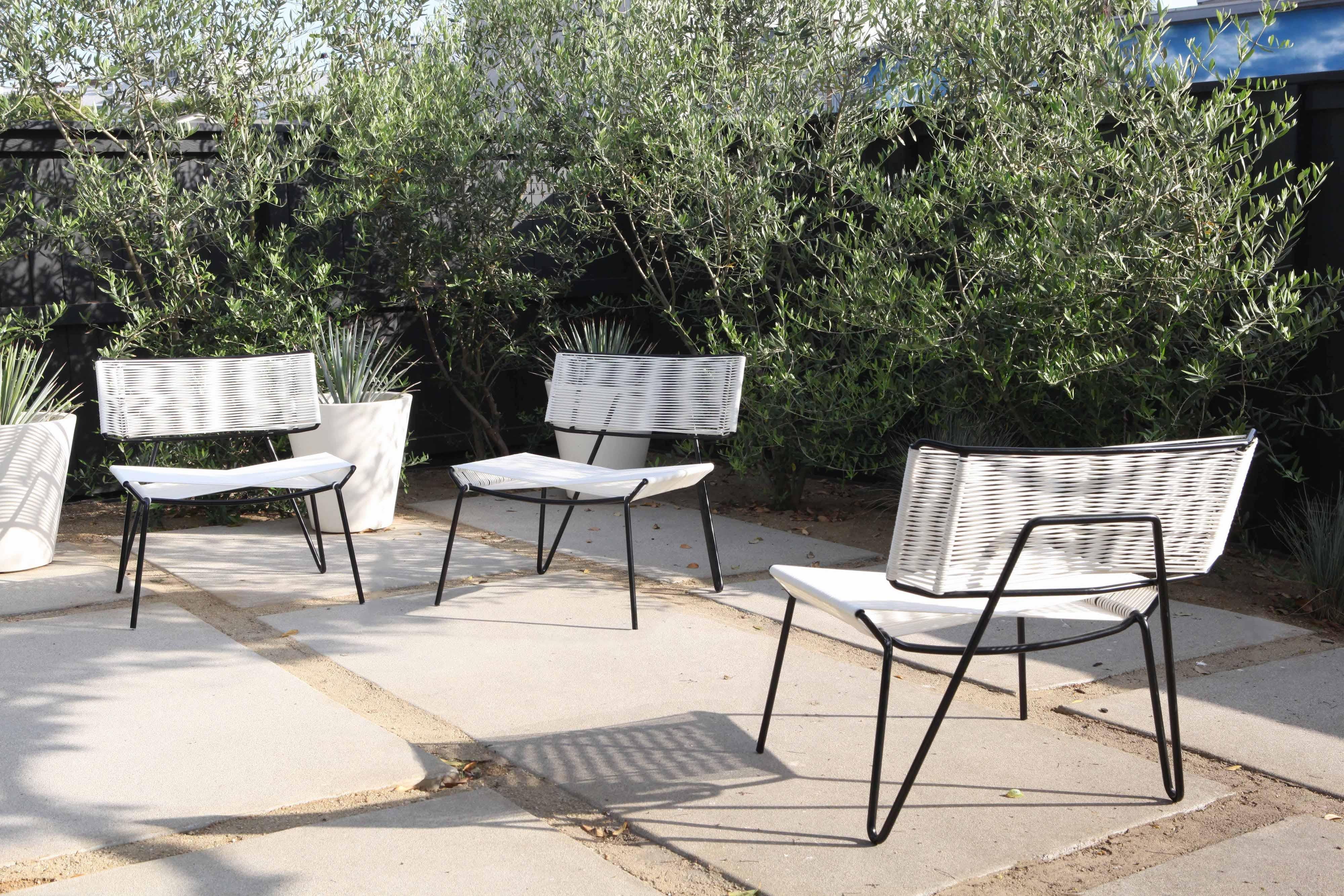 Handgefertigter Midcentury Style Outdoor Lounge Chair:: Schwarz mit weißem PVC:: auf Lager (Moderne der Mitte des Jahrhunderts)