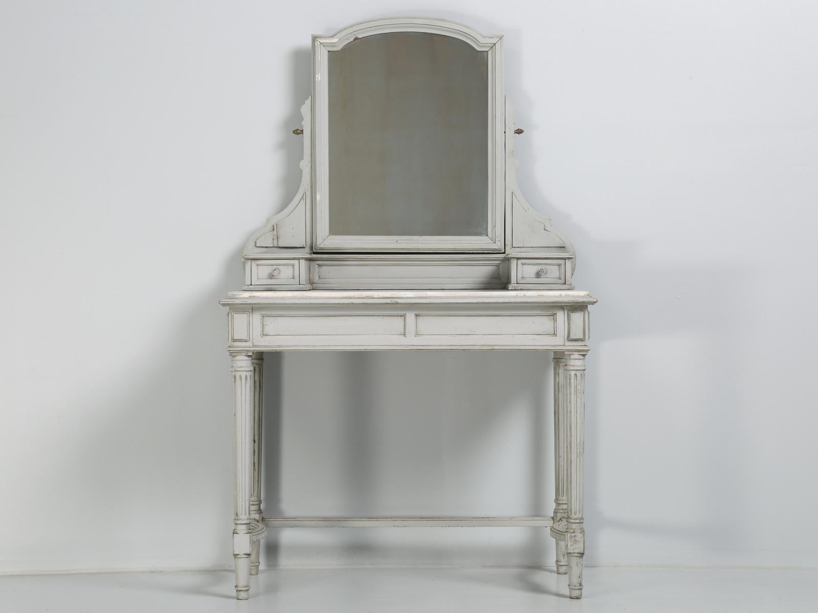 Antiker französischer Louis XVI-Stil-Schminktisch, passender Stuhl, Original grau lackiert (Louis XVI.)
