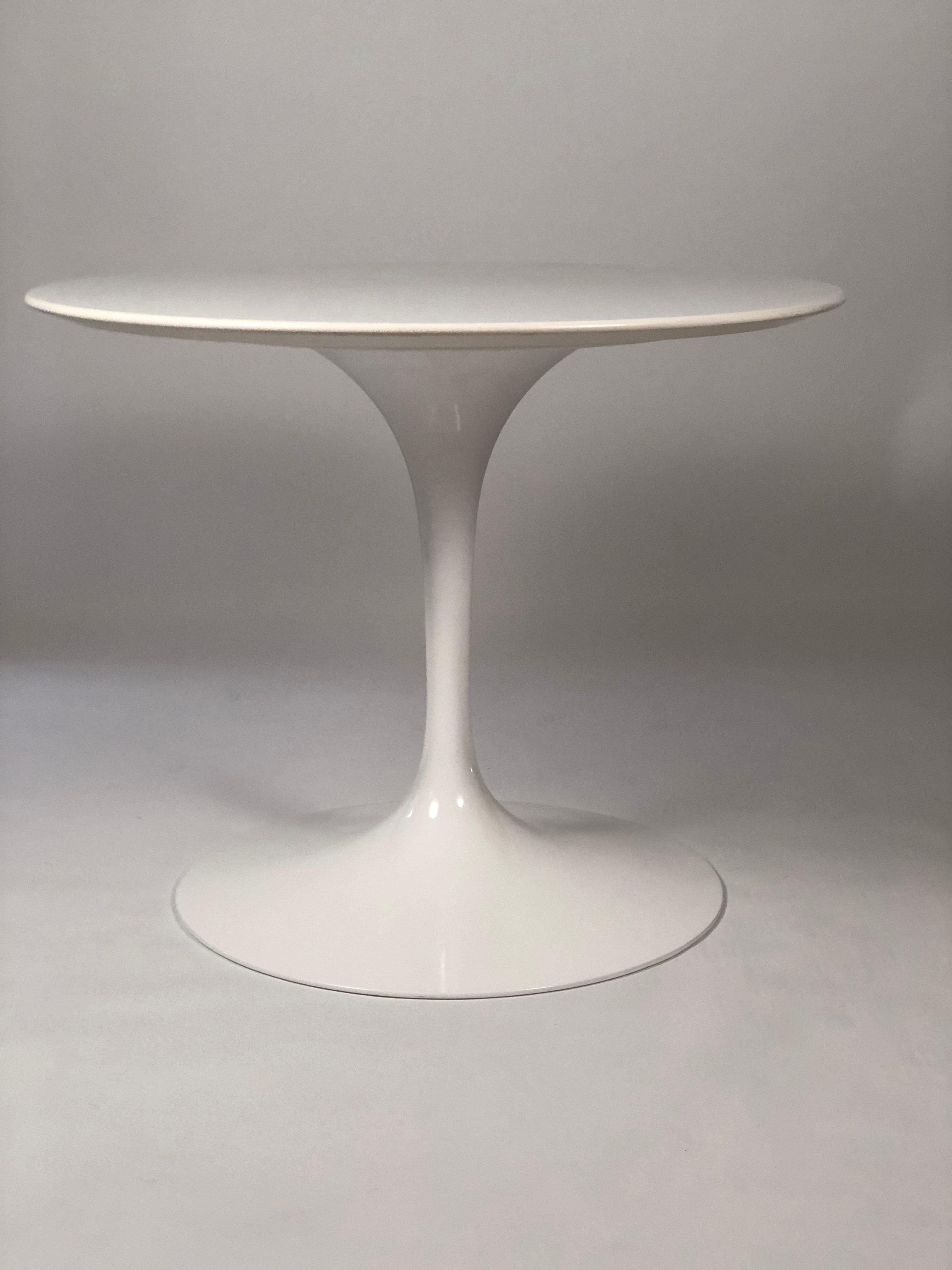 Mid-Century Modern Round Knoll Saarinen Pedestal Table