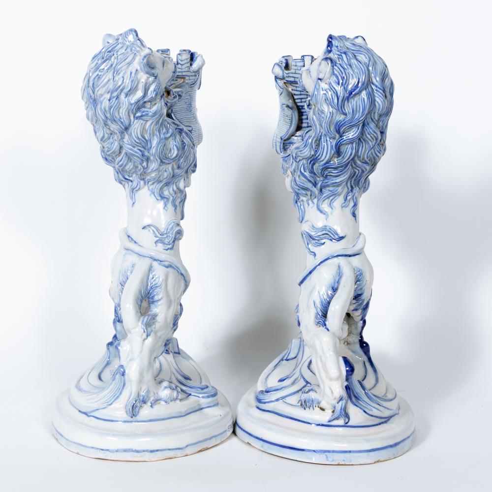 Mouvement esthétique Paire de bougeoirs lion en faïence de Galle du 19ème siècle avec candélabre en argent en vente
