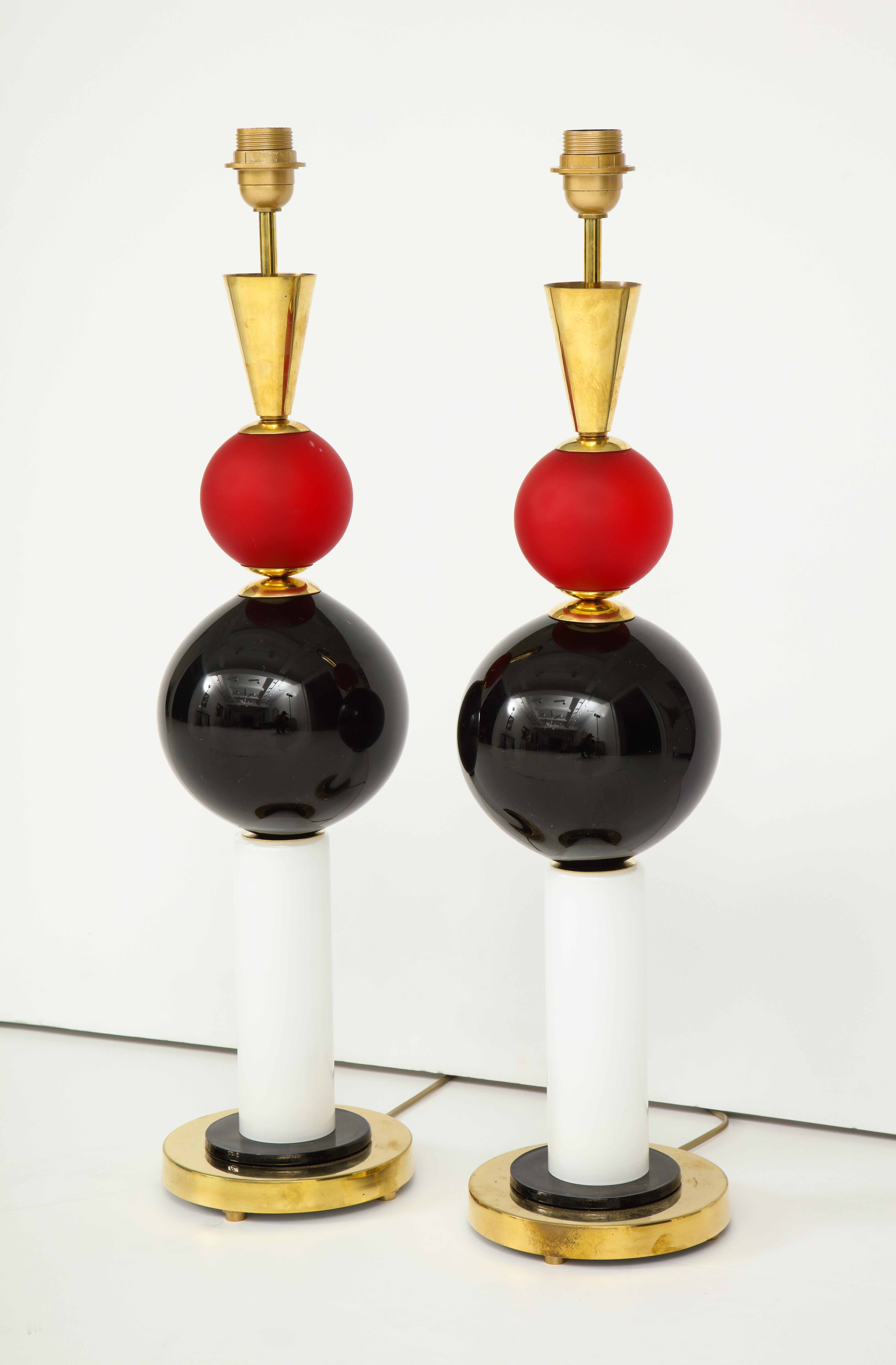 Italian Pair of Geometric Red, White and Black Murano Glass and Brass Lamps, Italy For Sale