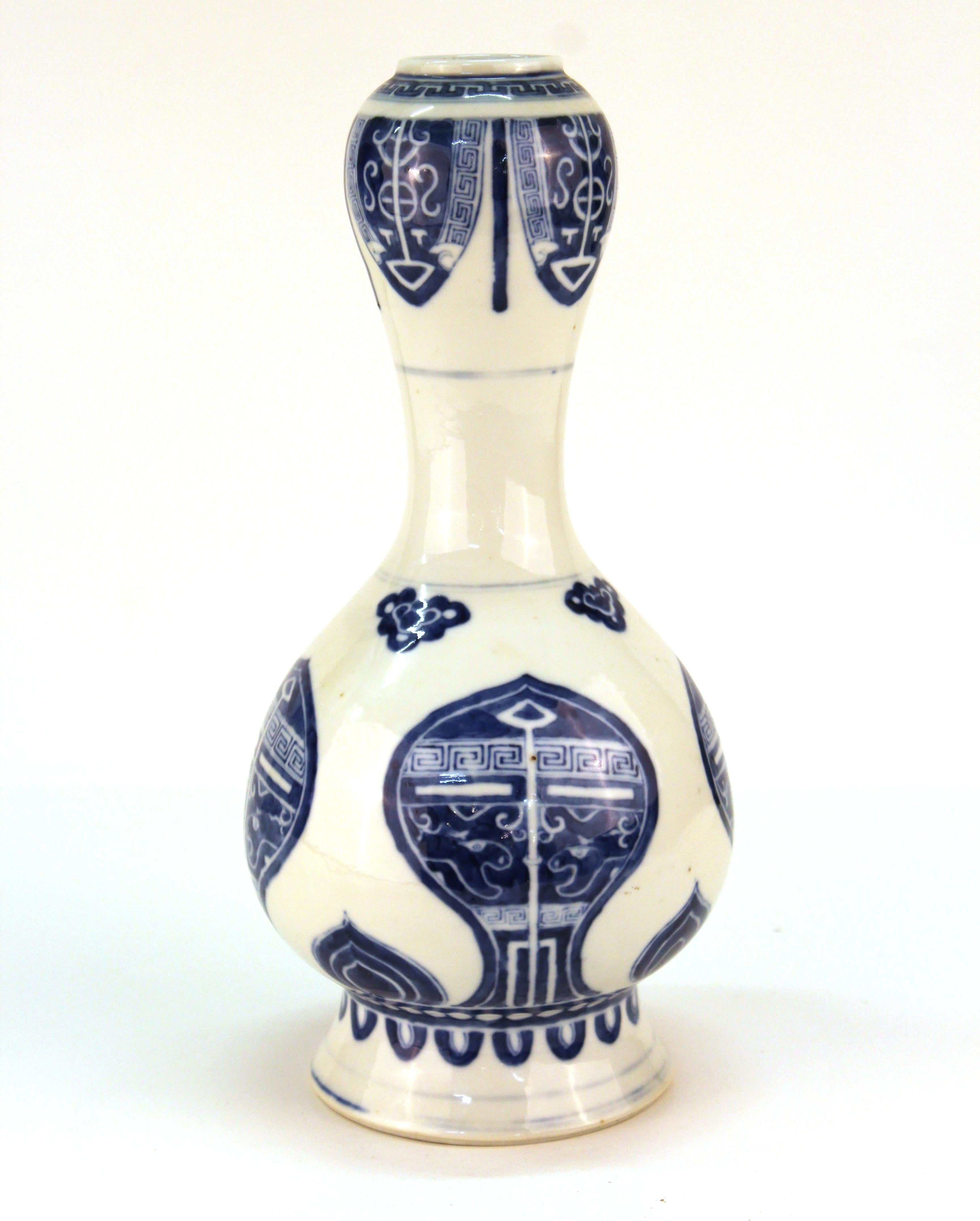 Chinese Qing Dynasty Kangxi Period Underglazed Blue and White Porcelain Vase In Good Condition In Astoria, NY