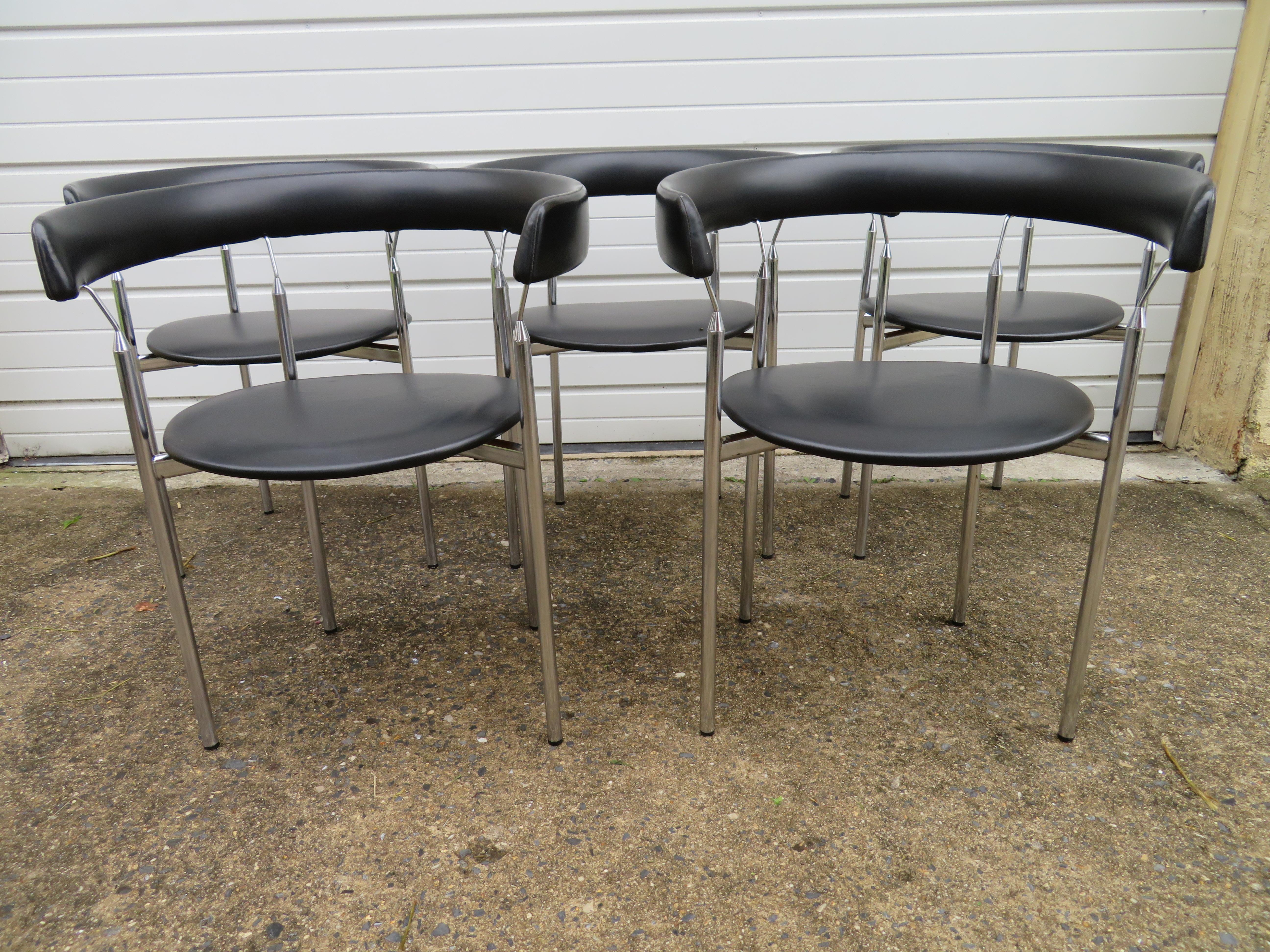Scandinave moderne Ensemble de cinq chaises de salle à manger de style Poul Kjaerholm à dossier baril, milieu du siècle dernier en vente