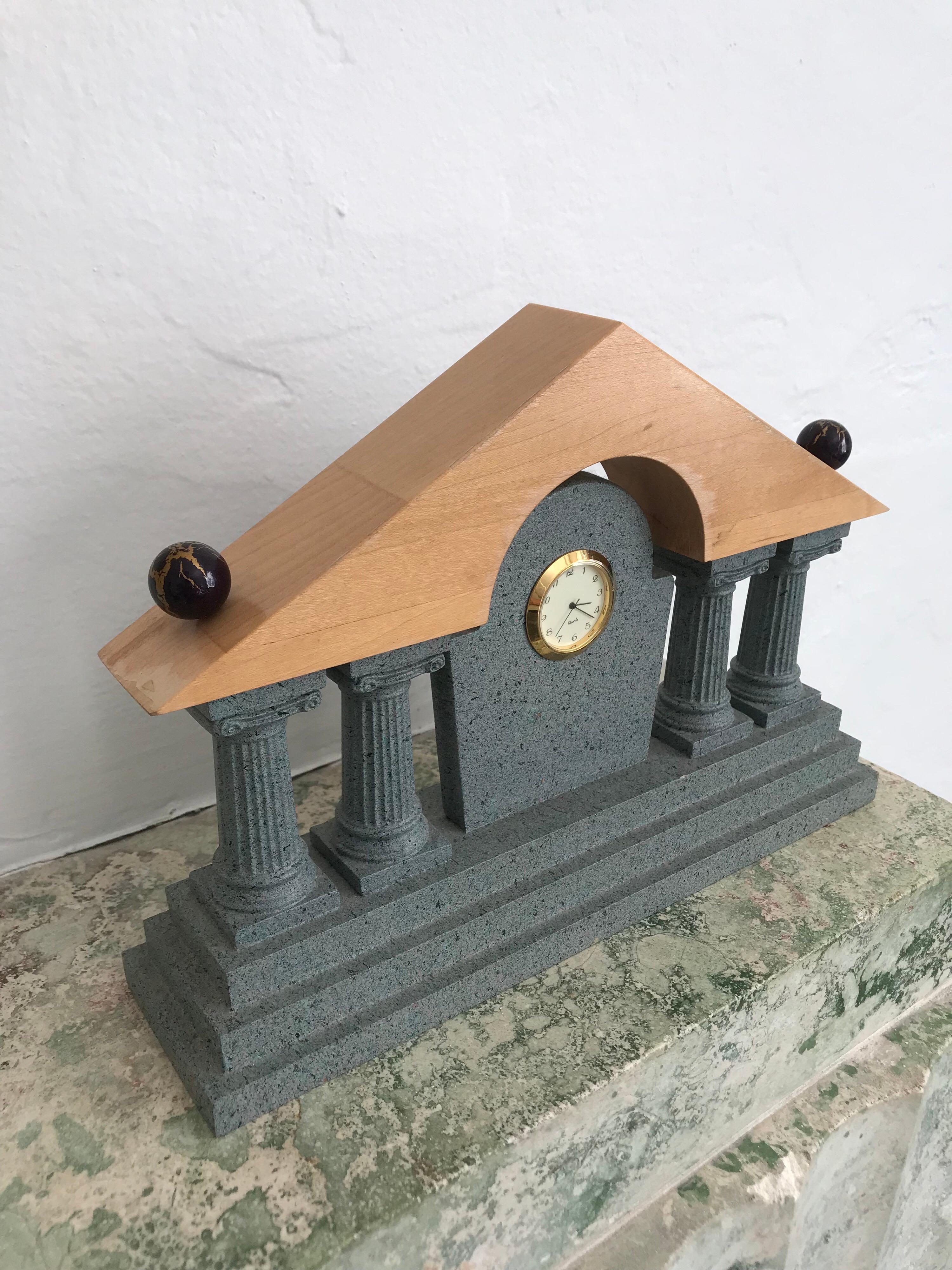 italien Pendule de cheminée postmoderne de style Michael Graves en vente