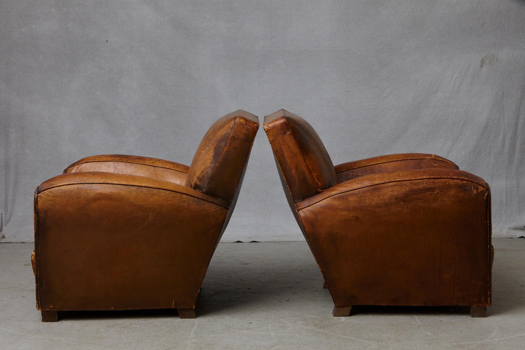 Pair of Large Distressed French Leather Fauteuils or Club Chairs, circa 1930s In Distressed Condition In Pau, FR