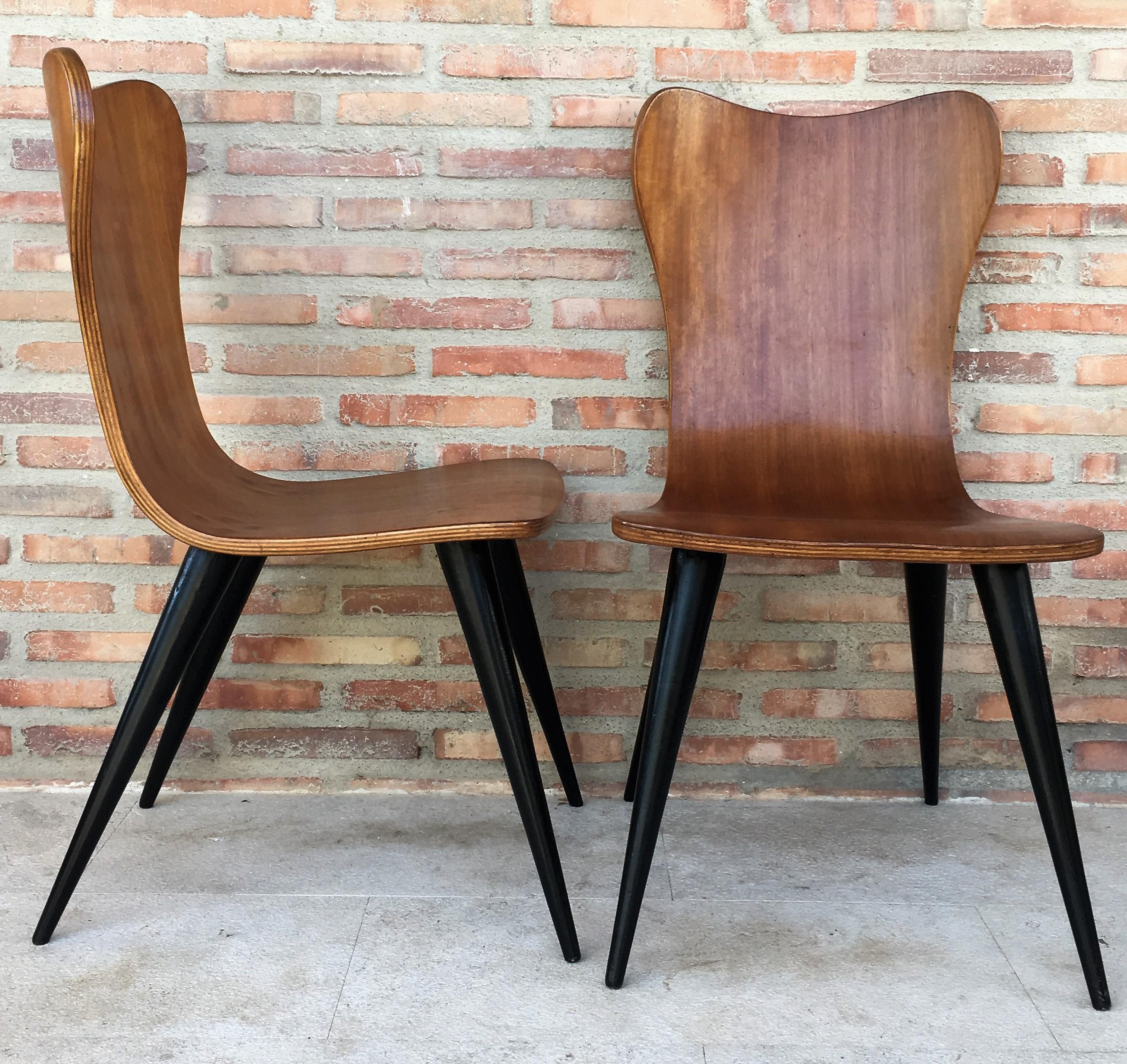 Pair of Midcentury Arne Jacobsen Style Chairs with Black Tapered Legs In Excellent Condition For Sale In Miami, FL