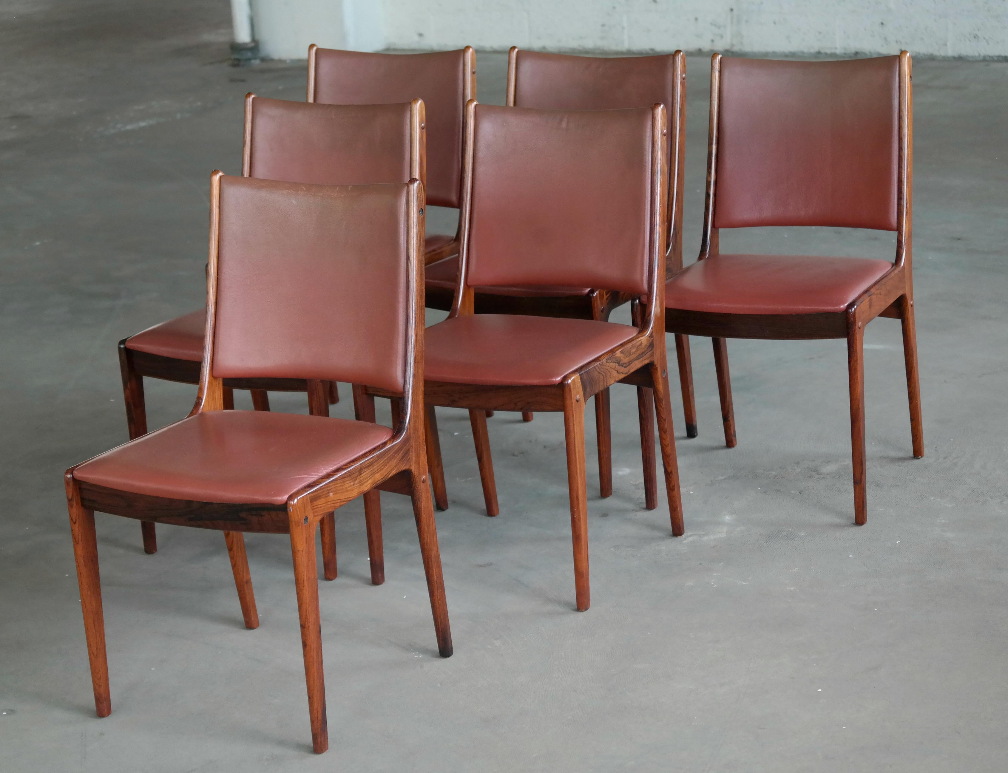 Set of Six Danish Dining Chairs in Rosewood and Leather by Johannes Andersen In Excellent Condition In Bridgeport, CT