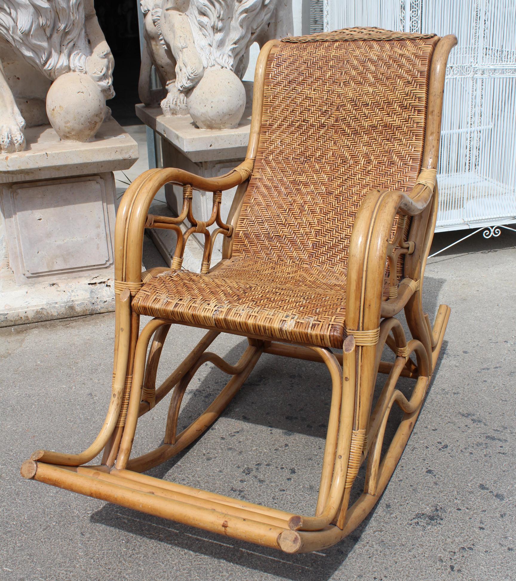 1980s Spanish Bamboo and Laced Wicker Rocking Chair In Good Condition In Marbella, ES
