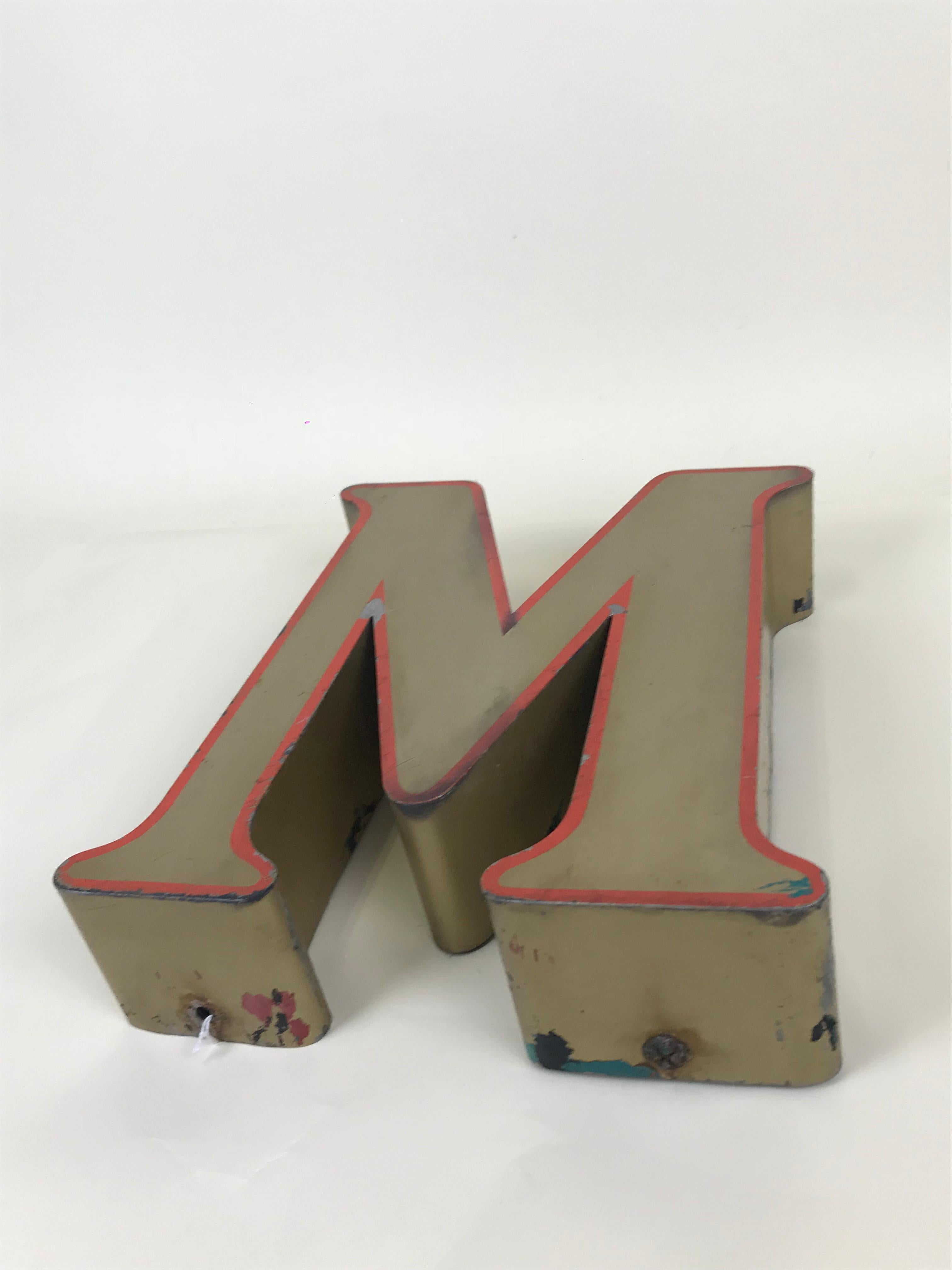 1970s Large English Vintage Metal Bronze Color Capital Letter M with Red Profile In Good Condition For Sale In Milan, IT