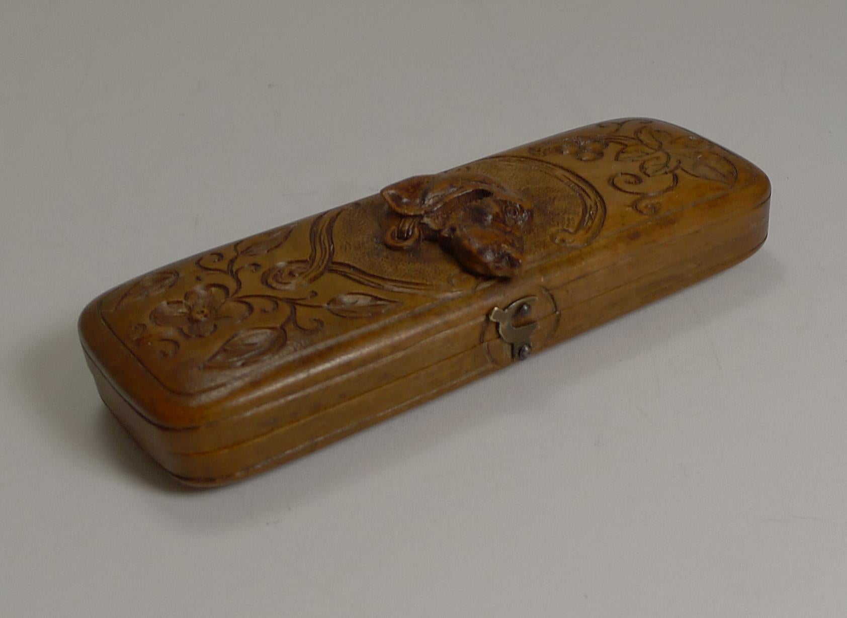 Rare Antique Black Forest Travel Thermometer Carved Dog, circa 1900 In Excellent Condition For Sale In Bath, GB