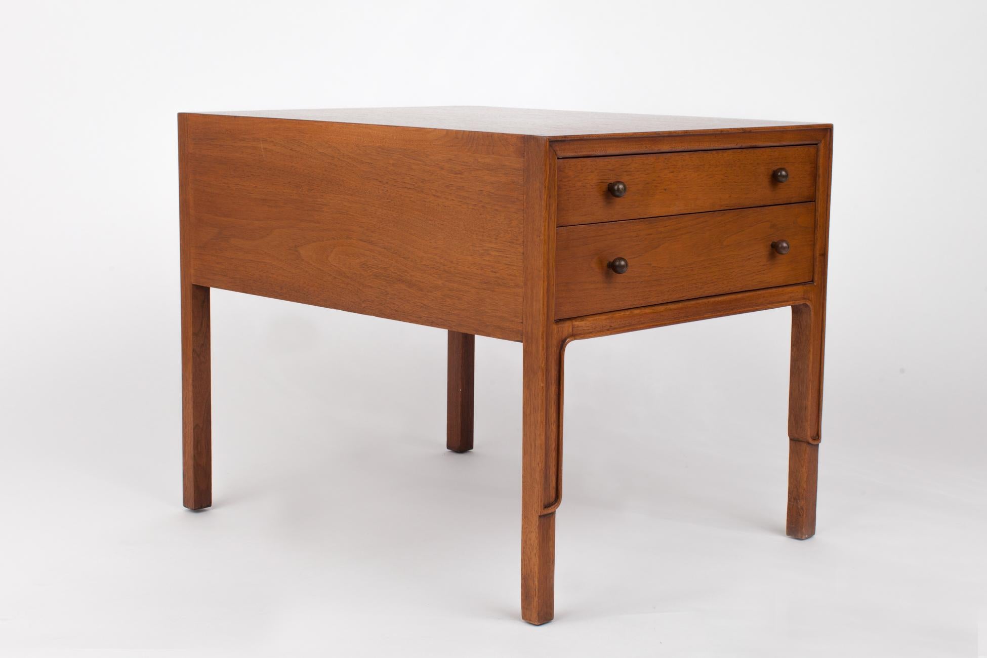 American Classic Pair of Mahogany Bedside Tables by John Stuart, United States, 1960s