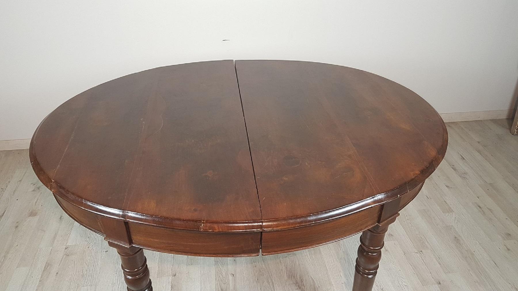Early 19th Century 19th Century Italian Charles X Walnut Wood Oval Extendable Dining Room Table