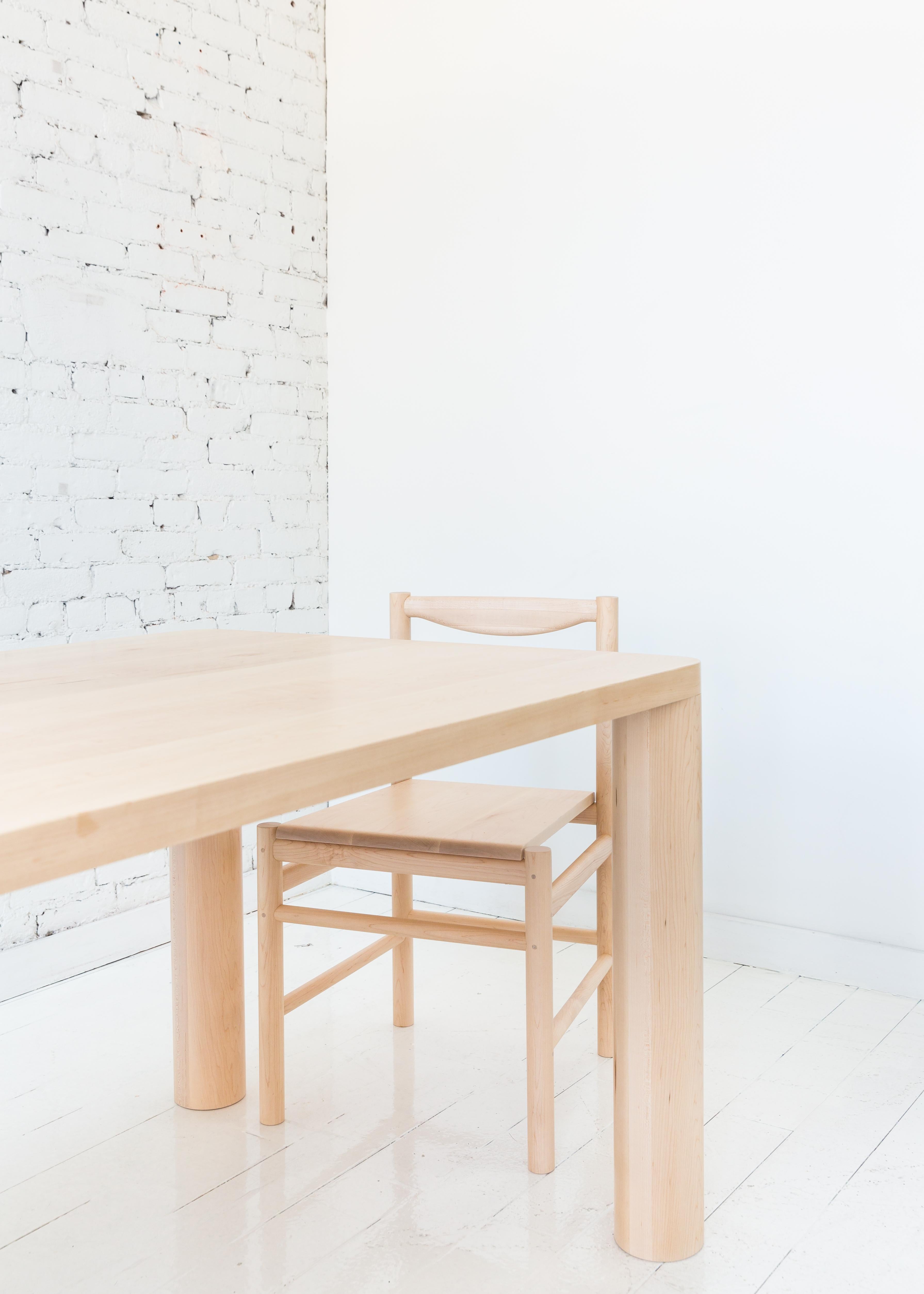 Fait main Table de salle à manger contemporaine à pied d'angle en chêne blanc par Fort Standard en vente
