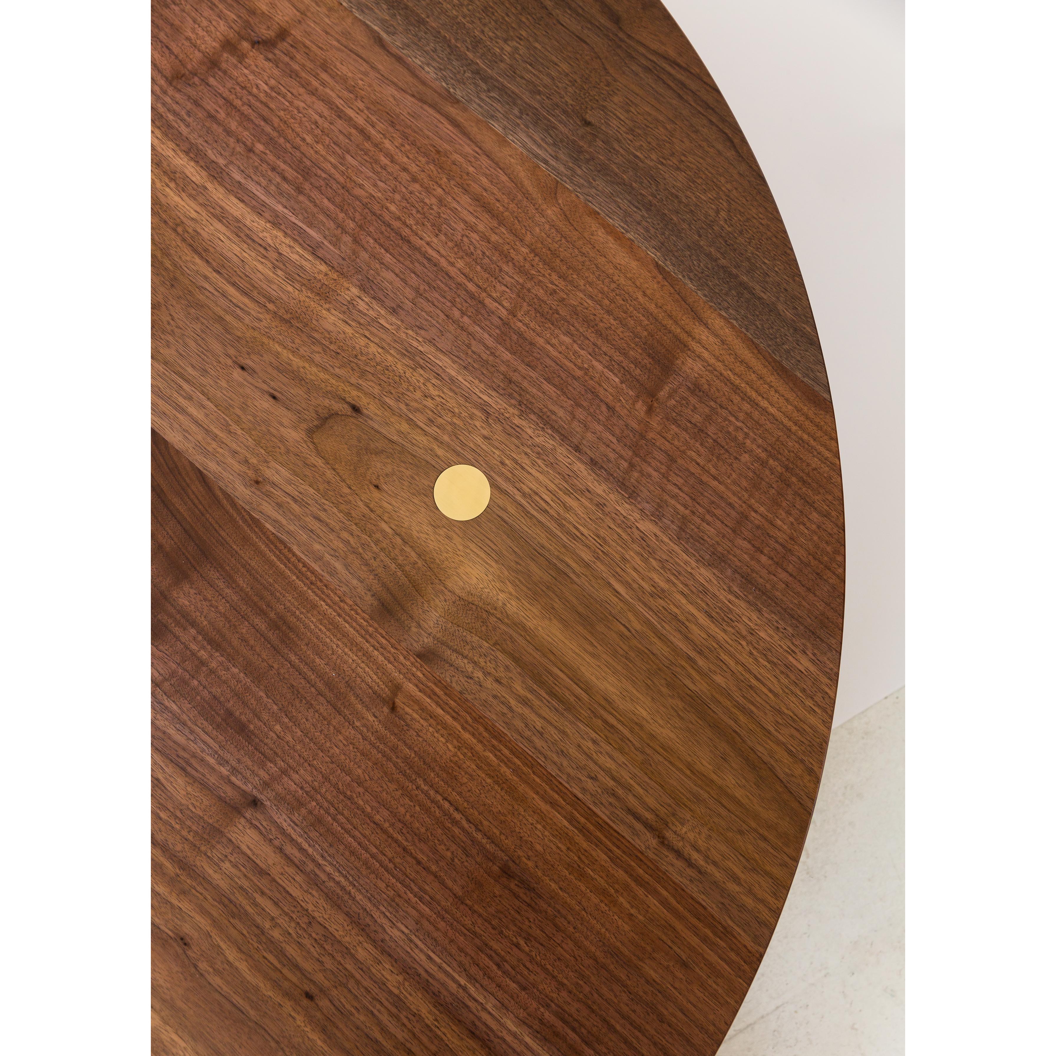 Fait main Table basse contemporaine Strata en bois, noyer et laiton par Fort Standard en vente