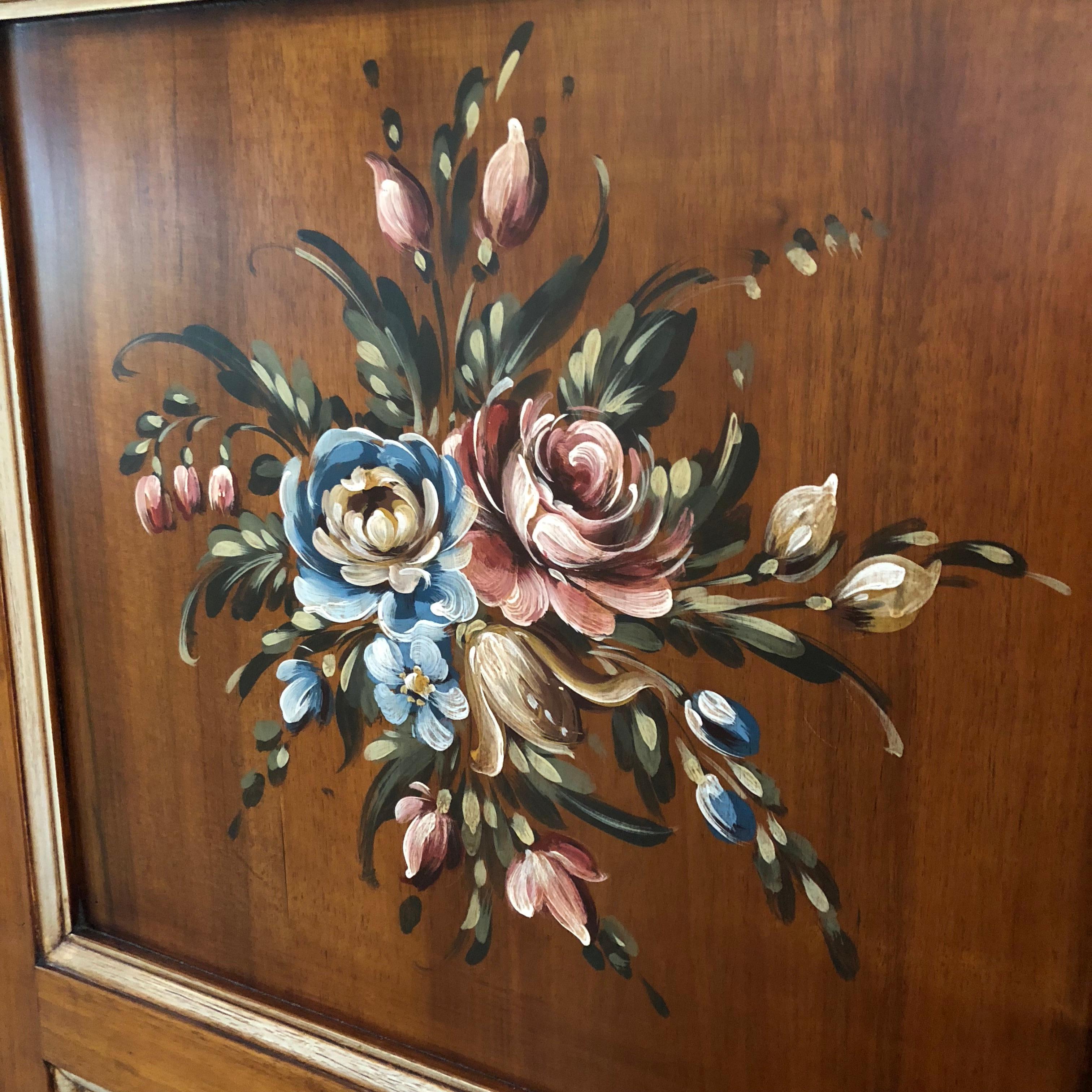 19th Century Venezia, Italy, Hand-Painted Fiore Pine Armoire In Excellent Condition For Sale In Perth , AU