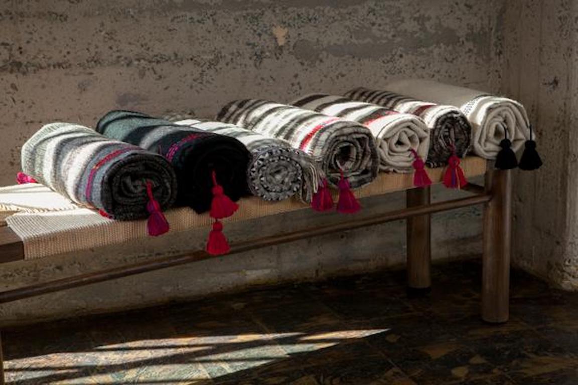 Laine Plaque en laine tissée à la main unique en son genre, noire avec glands rouges, en stock en vente