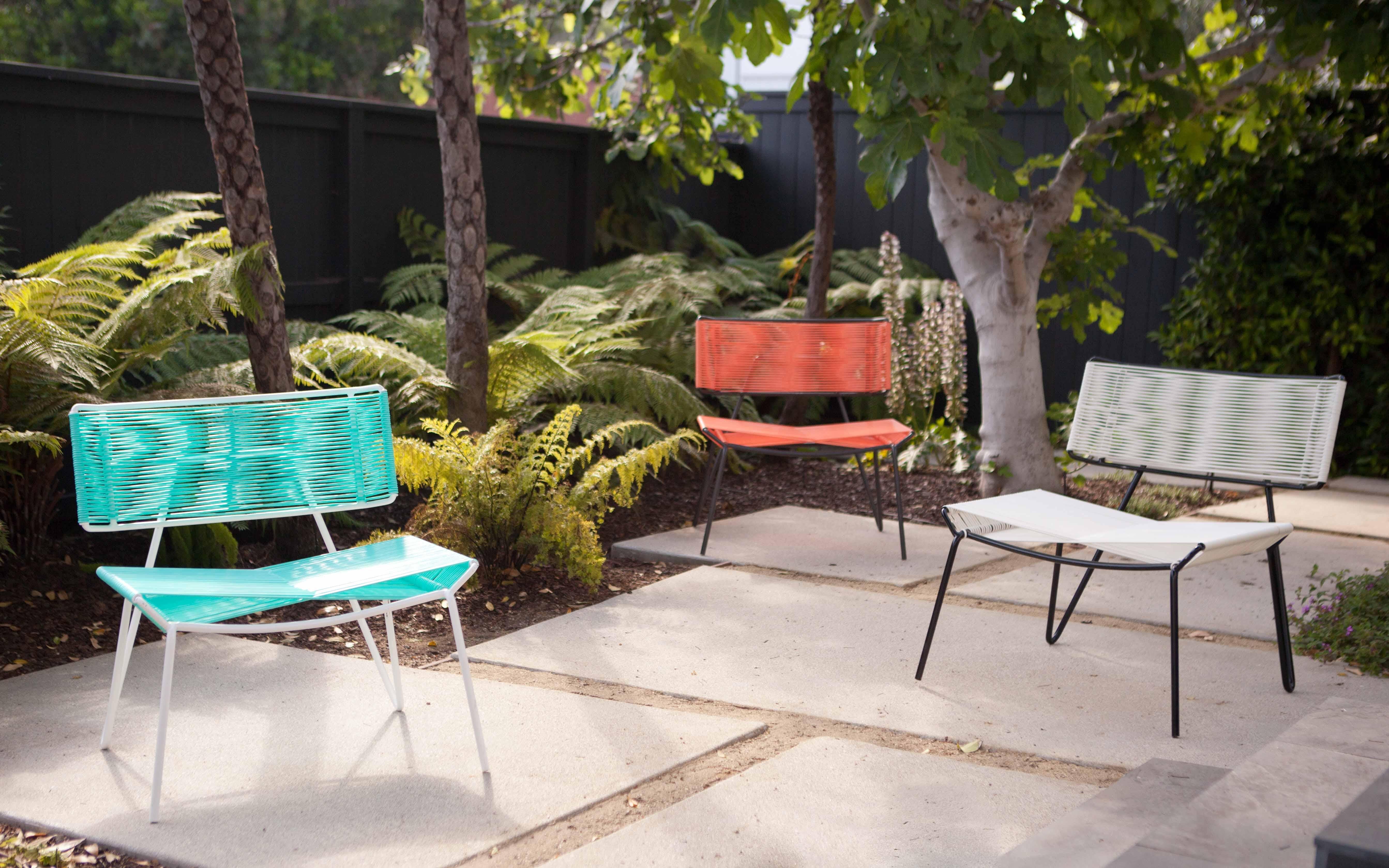 Handgefertigter Midcentury Style Outdoor Lounge Chair:: Schwarz mit weißem PVC:: auf Lager (Handgewebt)