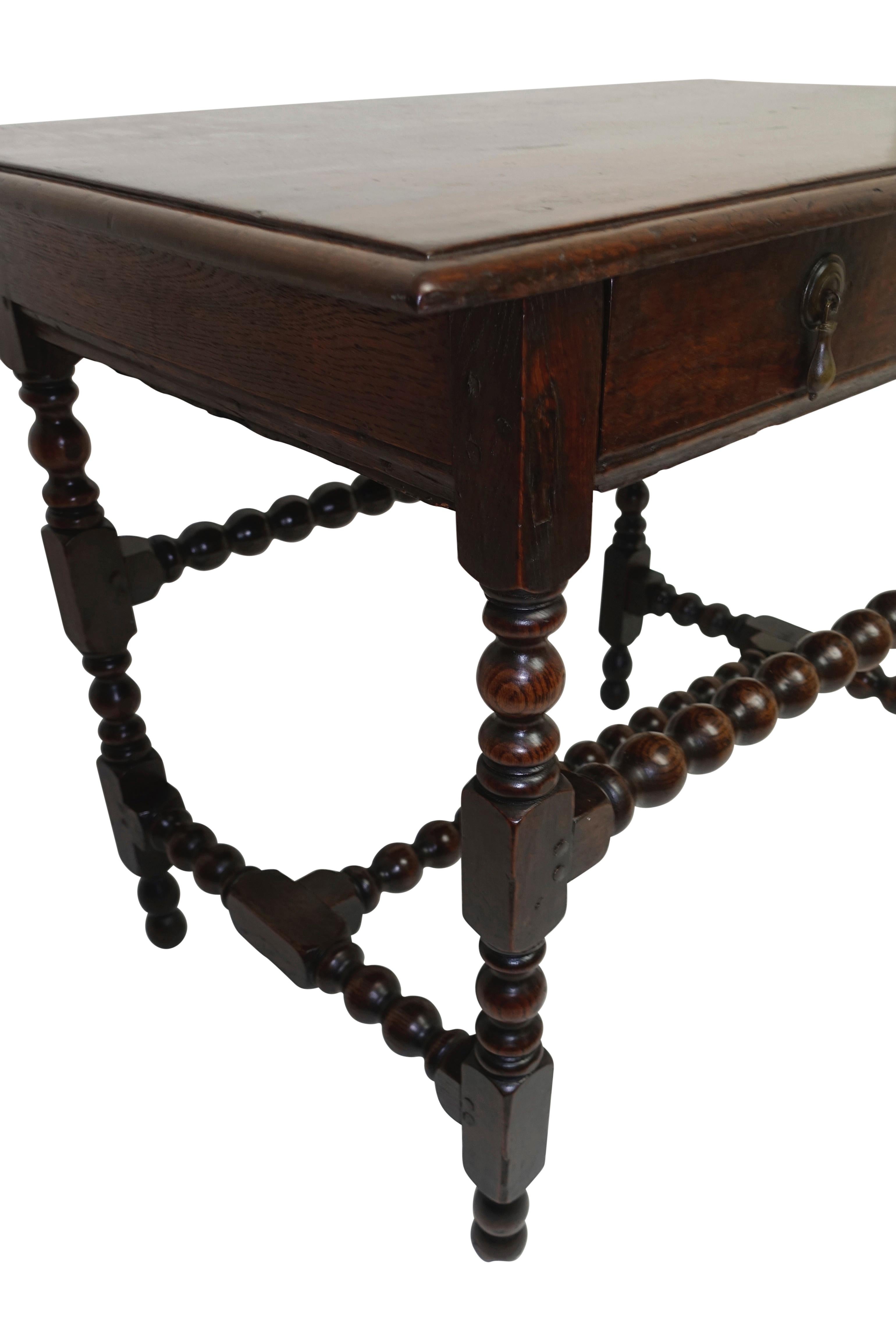 Oak Side Table or Writing Table, English Early 18th Century In Excellent Condition In San Francisco, CA