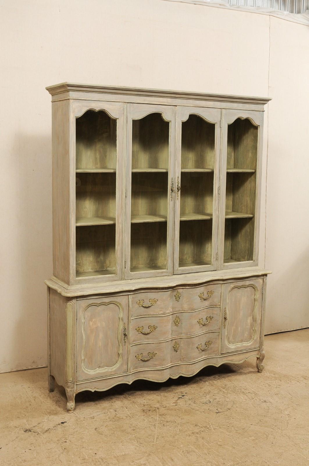 French Style Mid-20th Century Wood and Glass Display and Storage Cabinet (Geschnitzt)