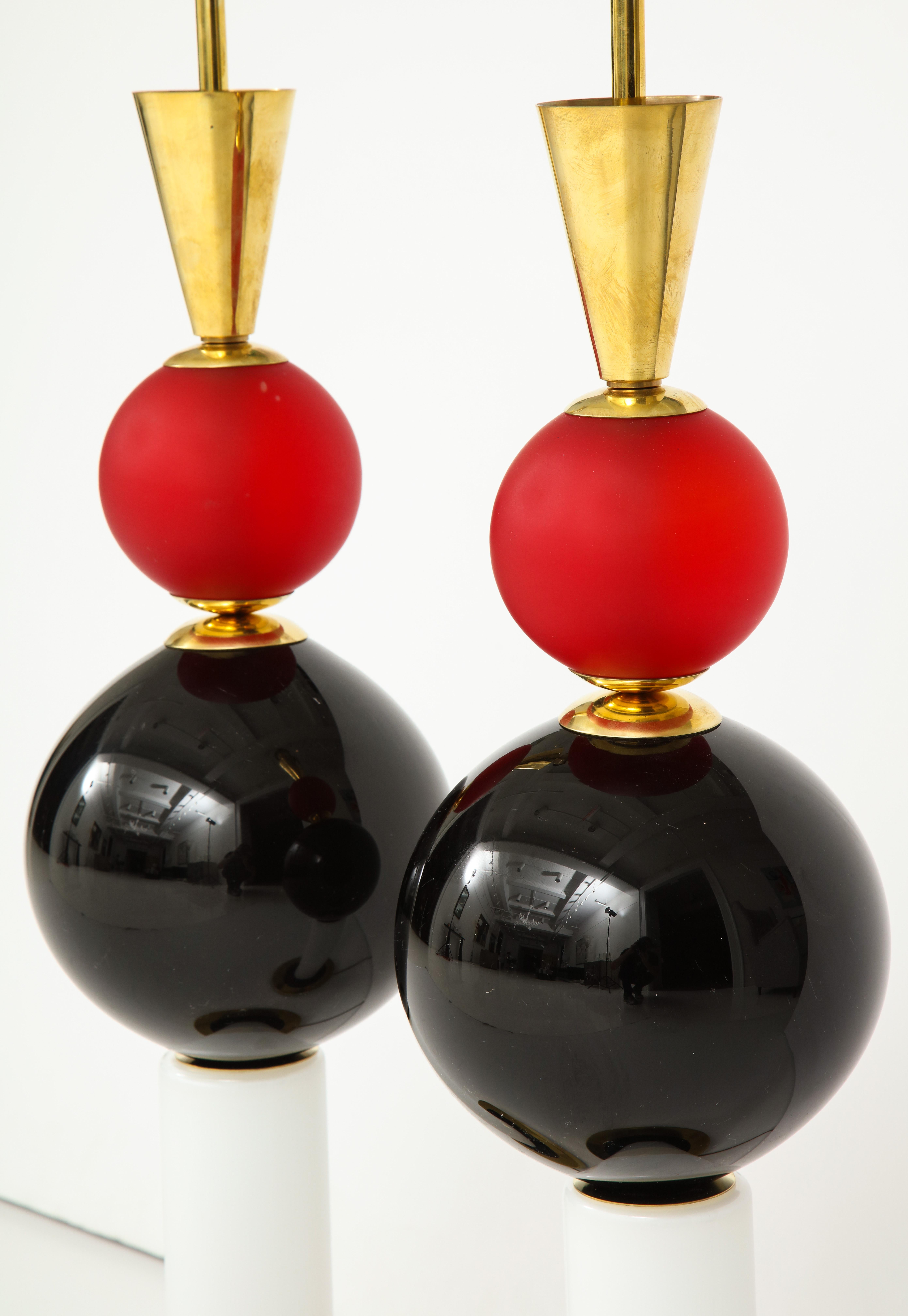 Hand-Crafted Pair of Geometric Red, White and Black Murano Glass and Brass Lamps, Italy For Sale