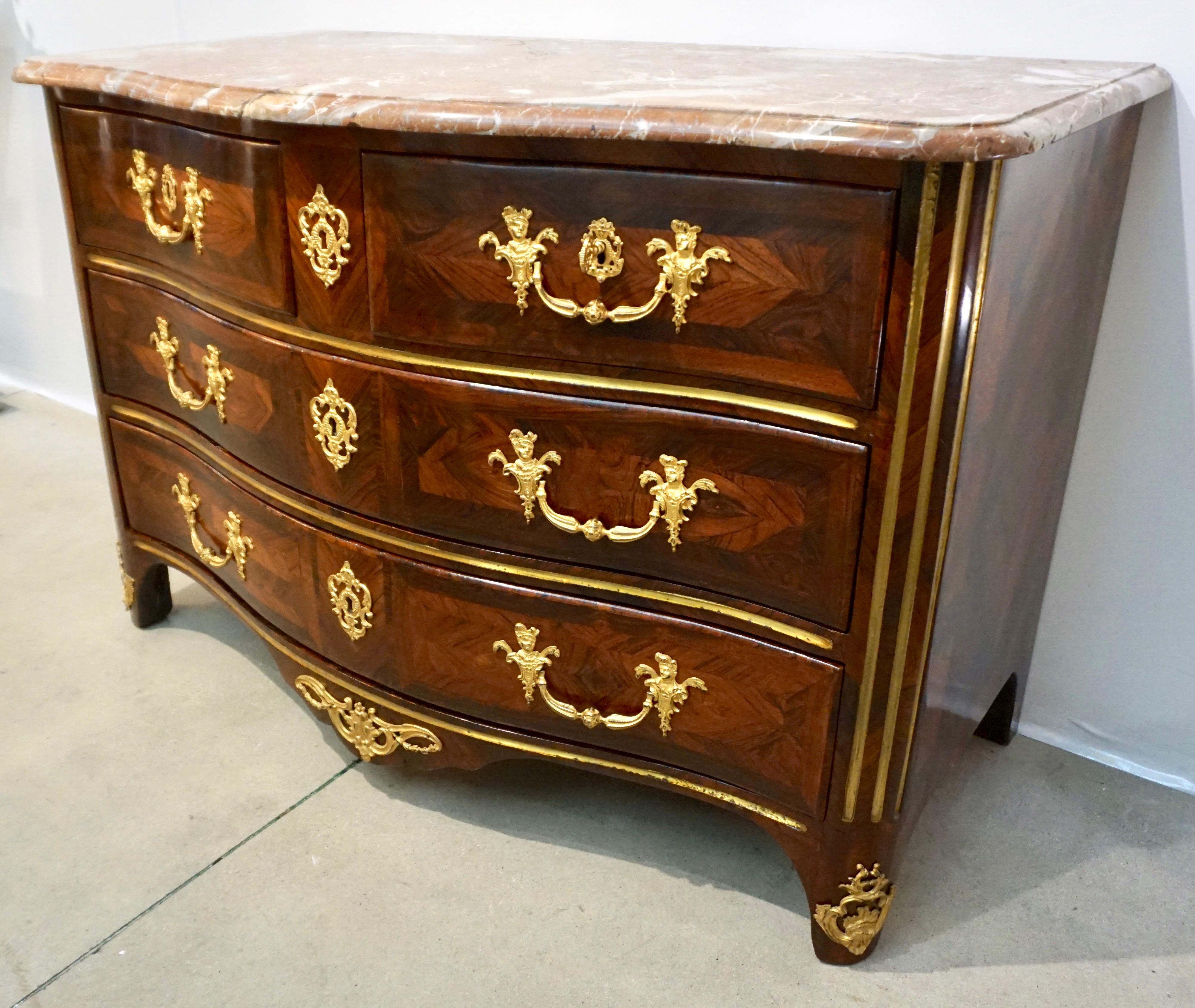 Louis XV Commode française du 18ème siècle en bois de violette estampillé Marchand avec provenance en vente