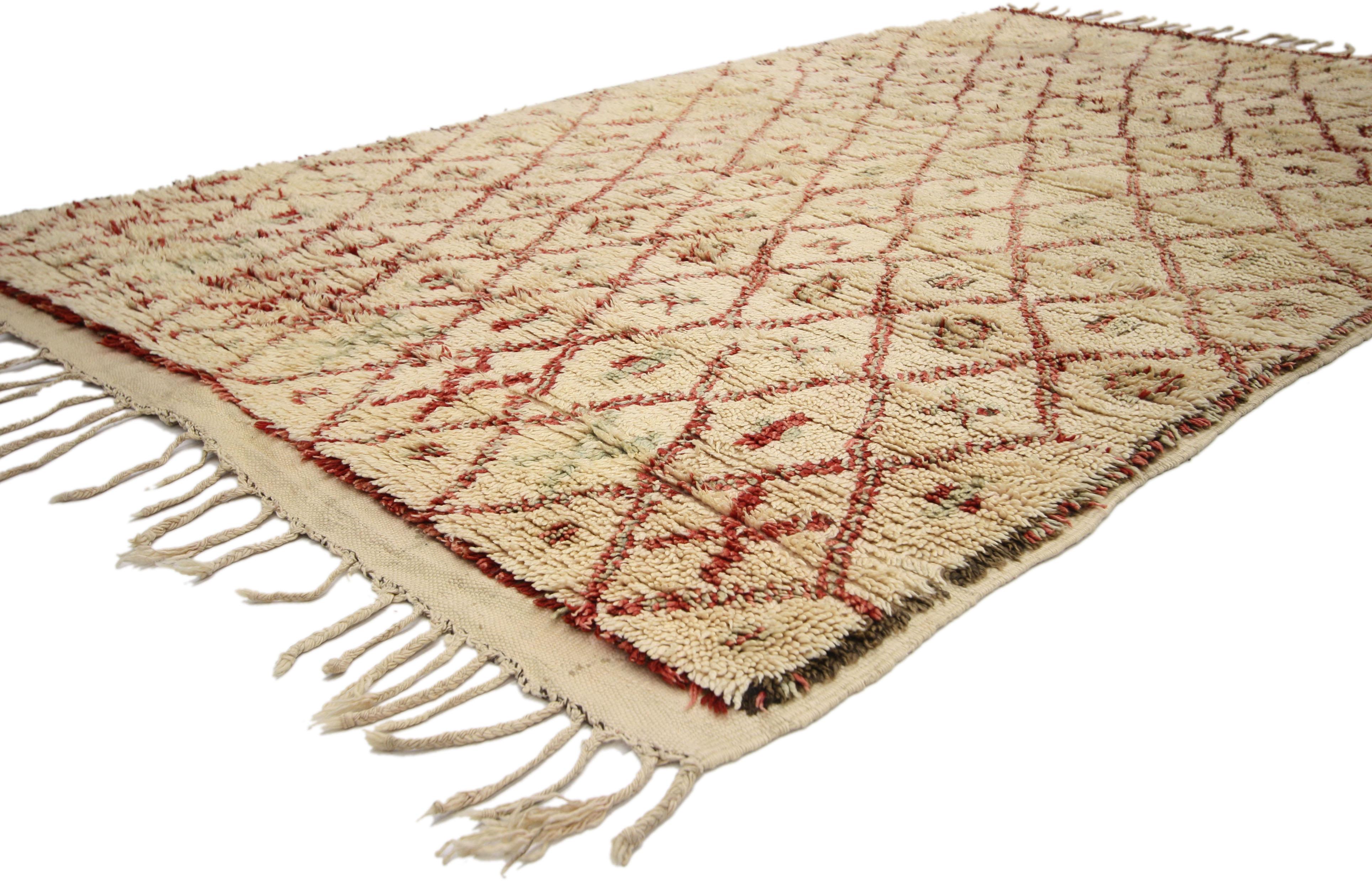 20747, vintage Berber Moroccan Azilal rug with tribal style, Moroccan Berber carpet. This hand-knotted wool vintage Moroccan Azilal rug is a striking example of the Berber tribe and their weaving skills. Dual colored lines form a diamond lattice on