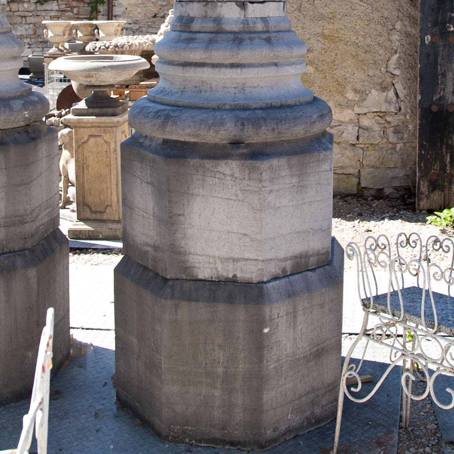 Monumentales Paar Säulen (20. Jahrhundert) im Angebot