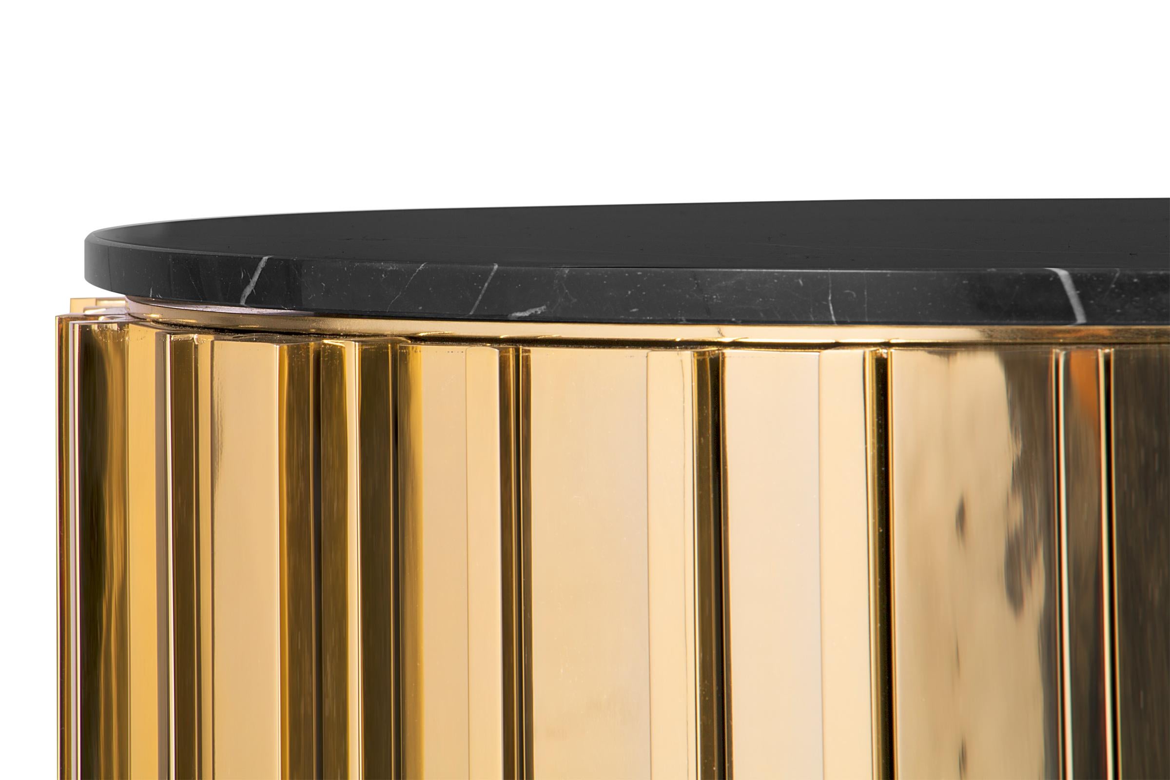Table d'appoint Partenon de taille moyenne ou petite avec laiton plaqué or Excellent état - En vente à Paris, FR