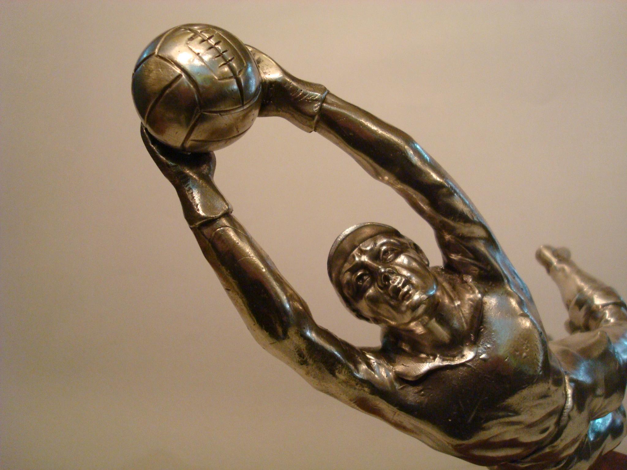 Silvered Figure of a Football, Soccer Goalkeeper, France, circa 1940 In Good Condition For Sale In Buenos Aires, Olivos