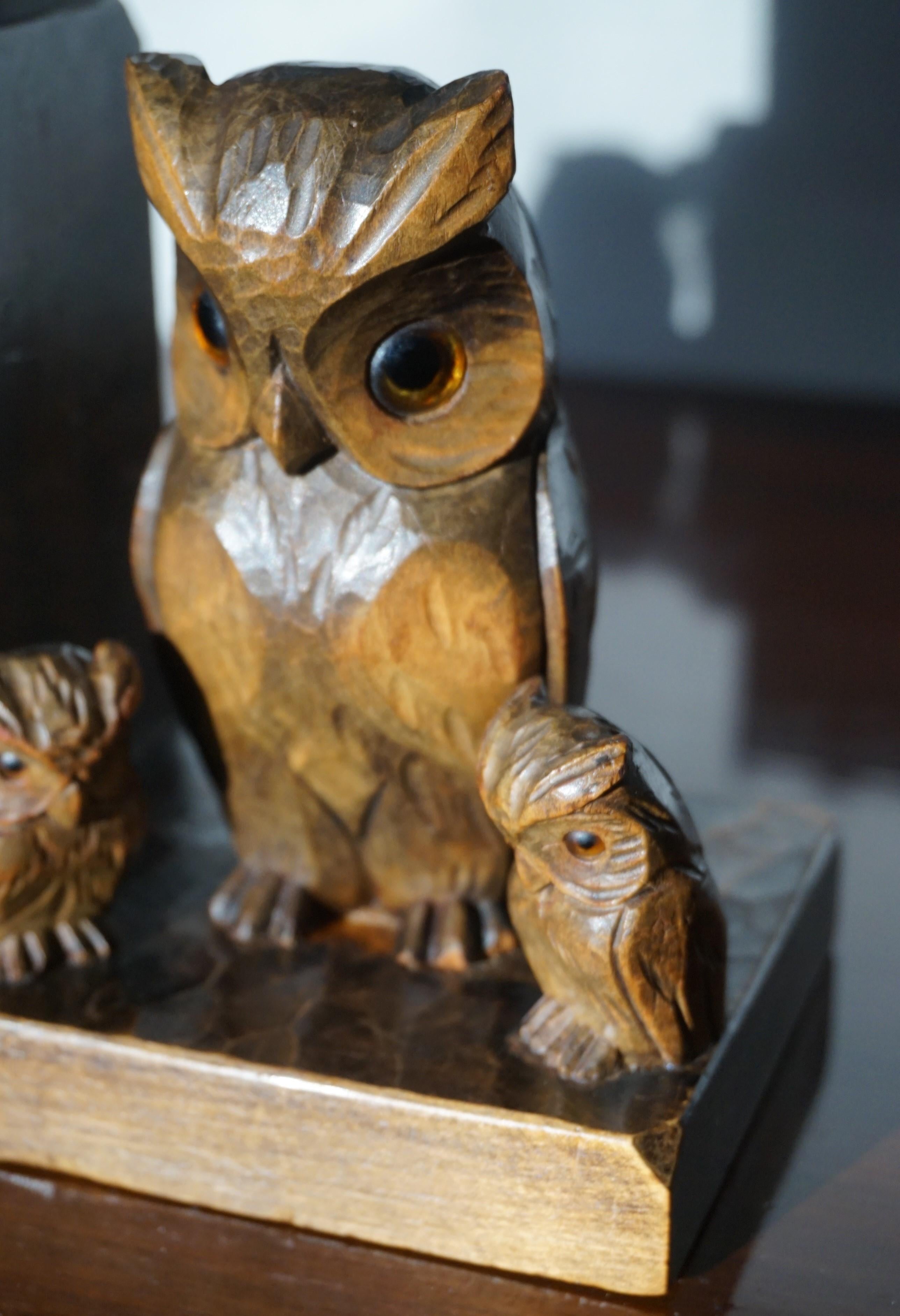 Early 20th Century Art Deco Era Bookends W. Hand Carved Family of Owl Sculptures In Excellent Condition In Lisse, NL