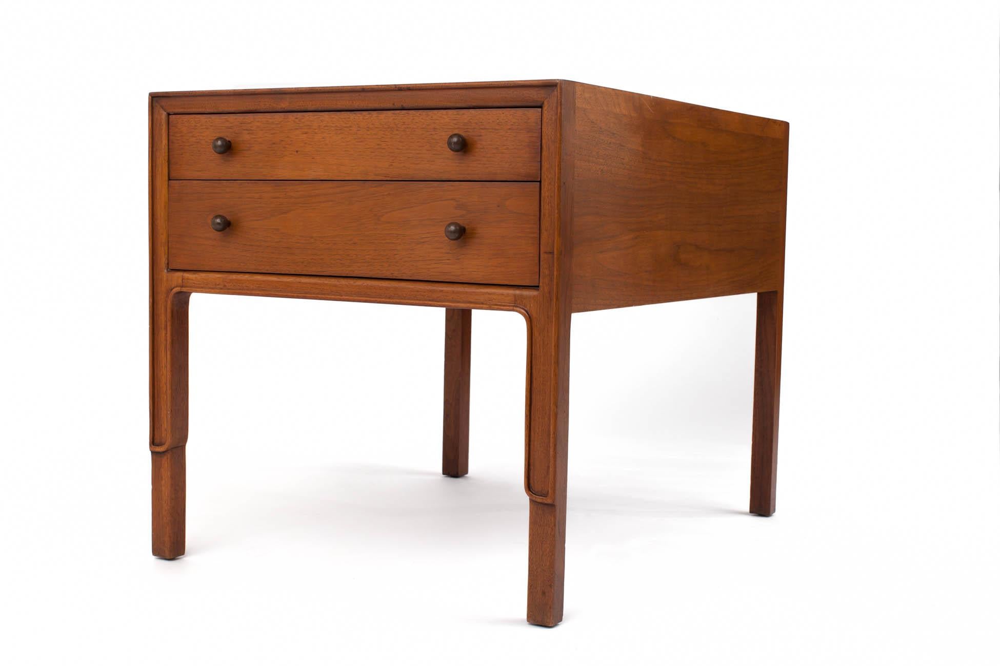 Classic Pair of Mahogany Bedside Tables by John Stuart, United States, 1960s In Good Condition In New York, NY