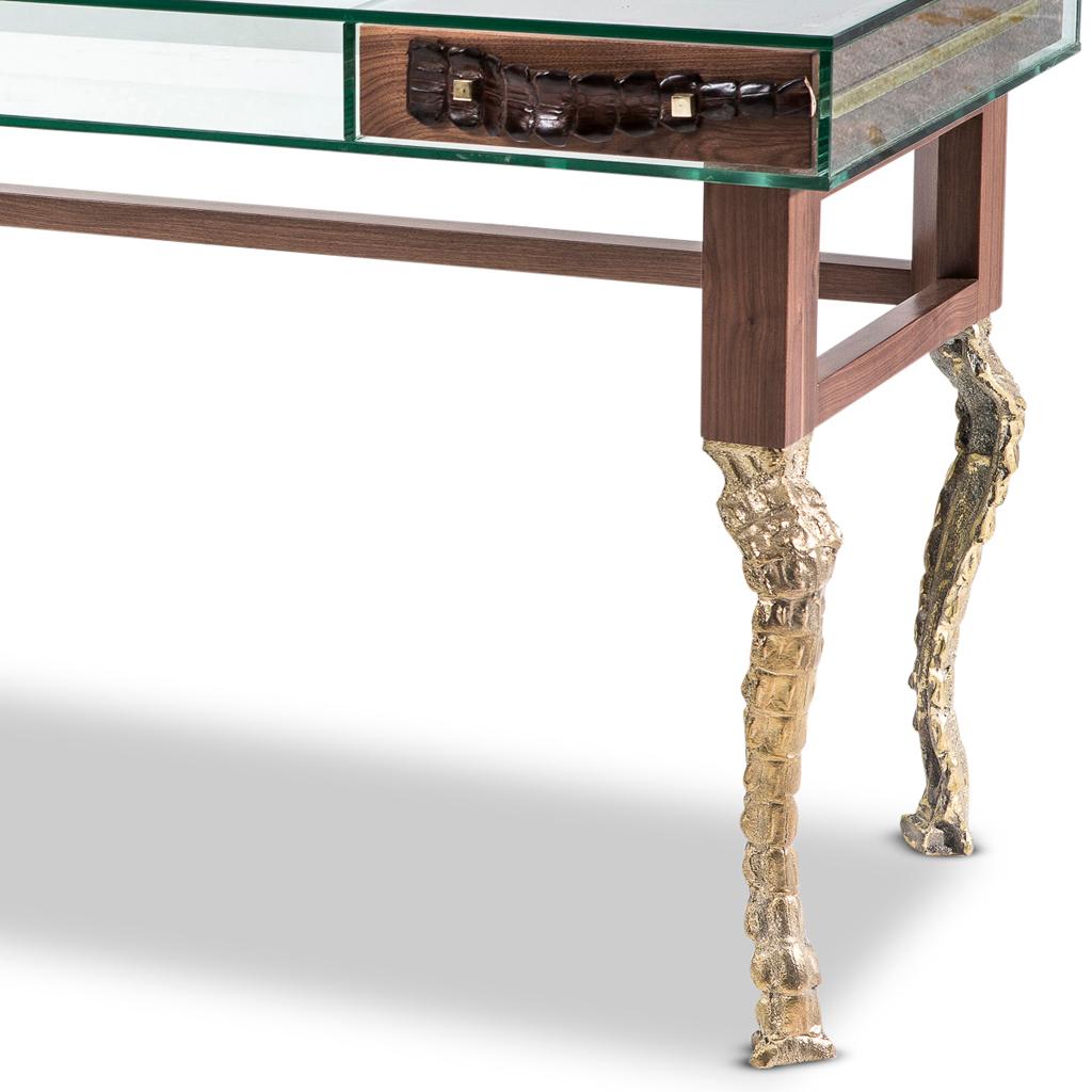 Sudafricano Scrivania Big Crocco in ottone fuso, vetro e legno di noce di Egg Designs in vendita