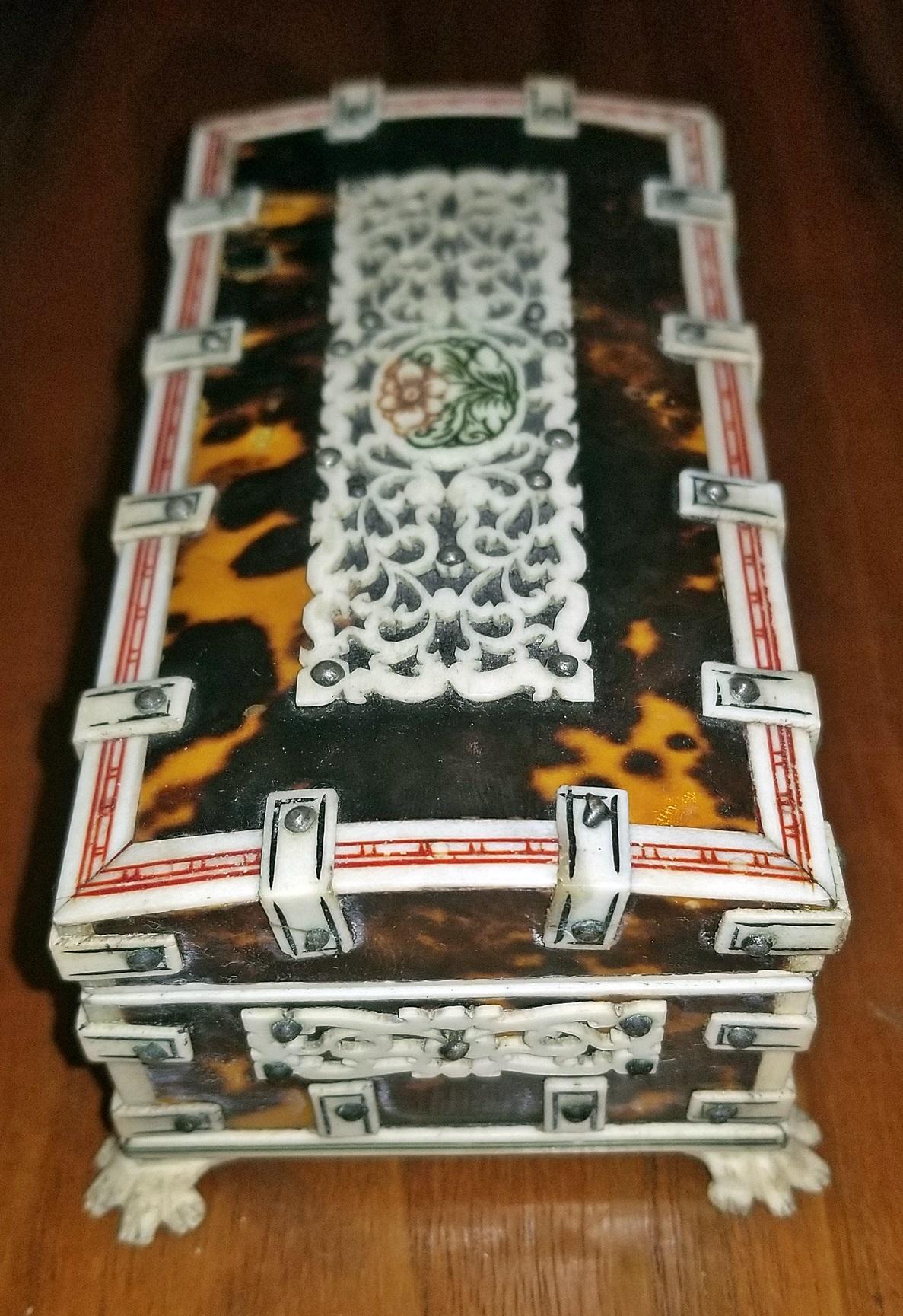 19th Century Anglo Indian Vizagapatam Shell and Faux Ivory Ring Box In Excellent Condition In Dallas, TX